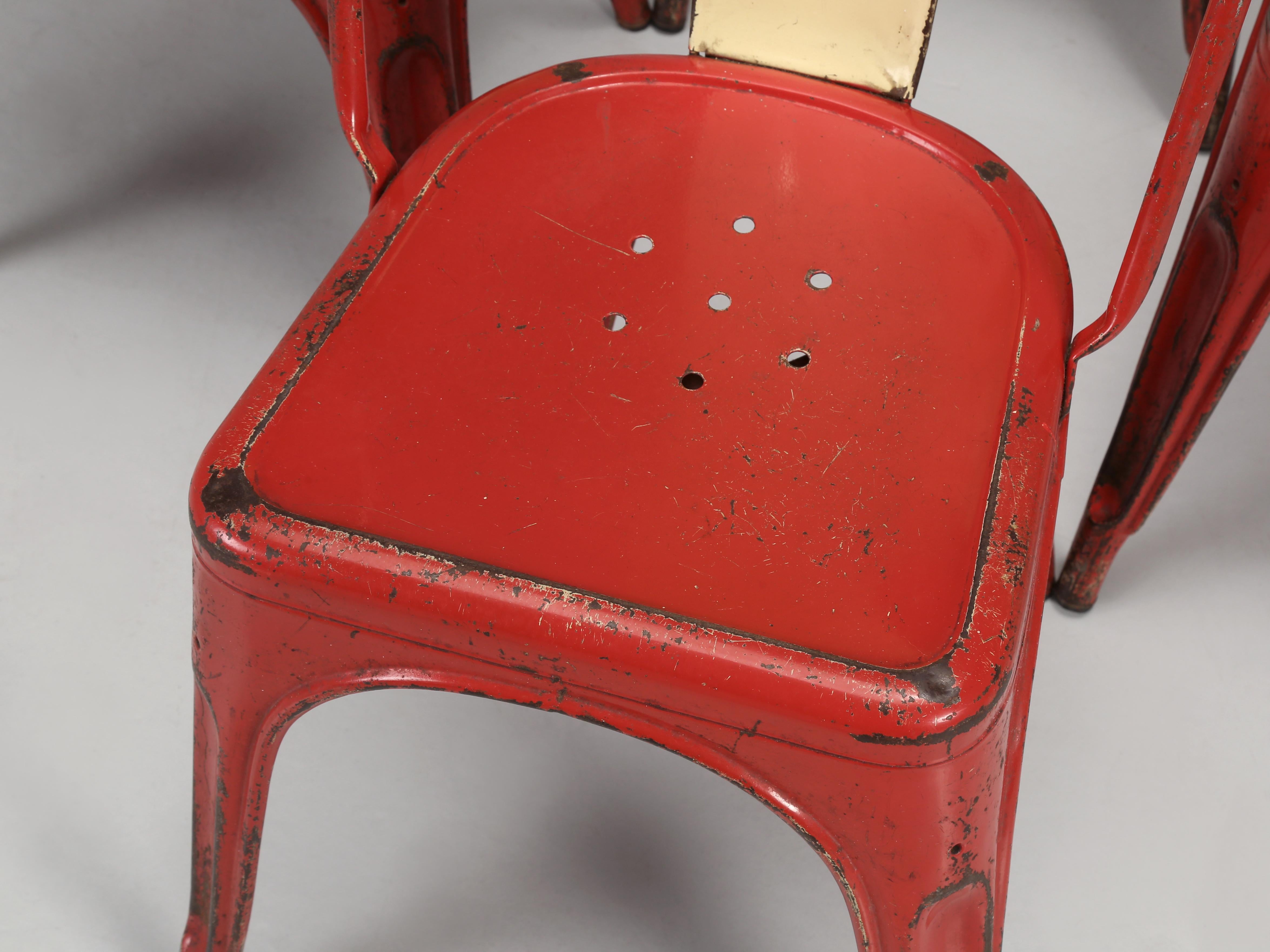 Tolix Stahlstühle Französisch ca. 1950er Jahre Originalfarbe '1500' Erhältlich sowohl neu als auch gebraucht (Mitte des 20. Jahrhunderts) im Angebot