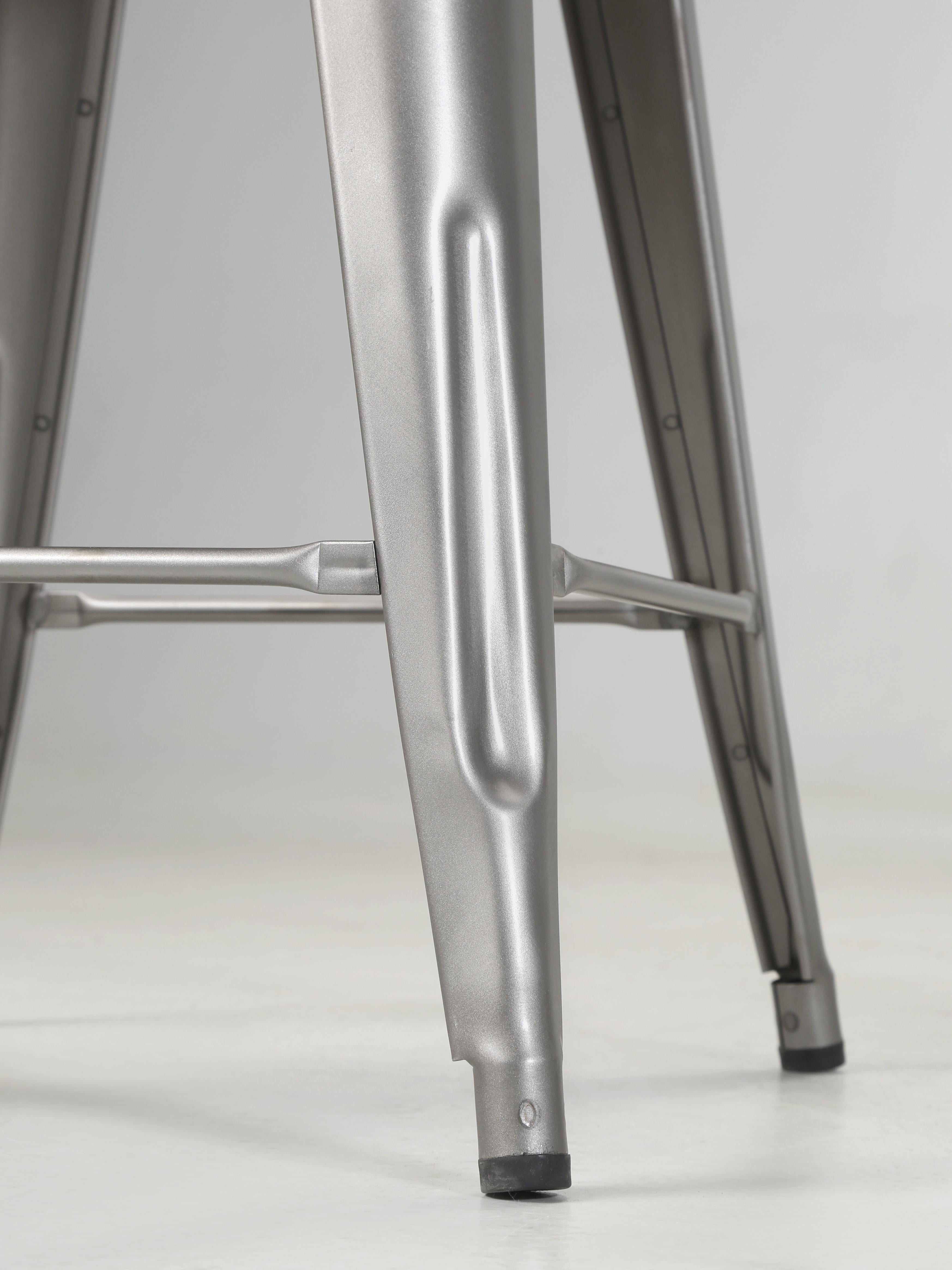Tolix Hocker mit hoher Rückenlehne aus Stahl in Thekenhöhe aus Satin pulverbeschichtet, hergestellt in Frankreich im Angebot 2