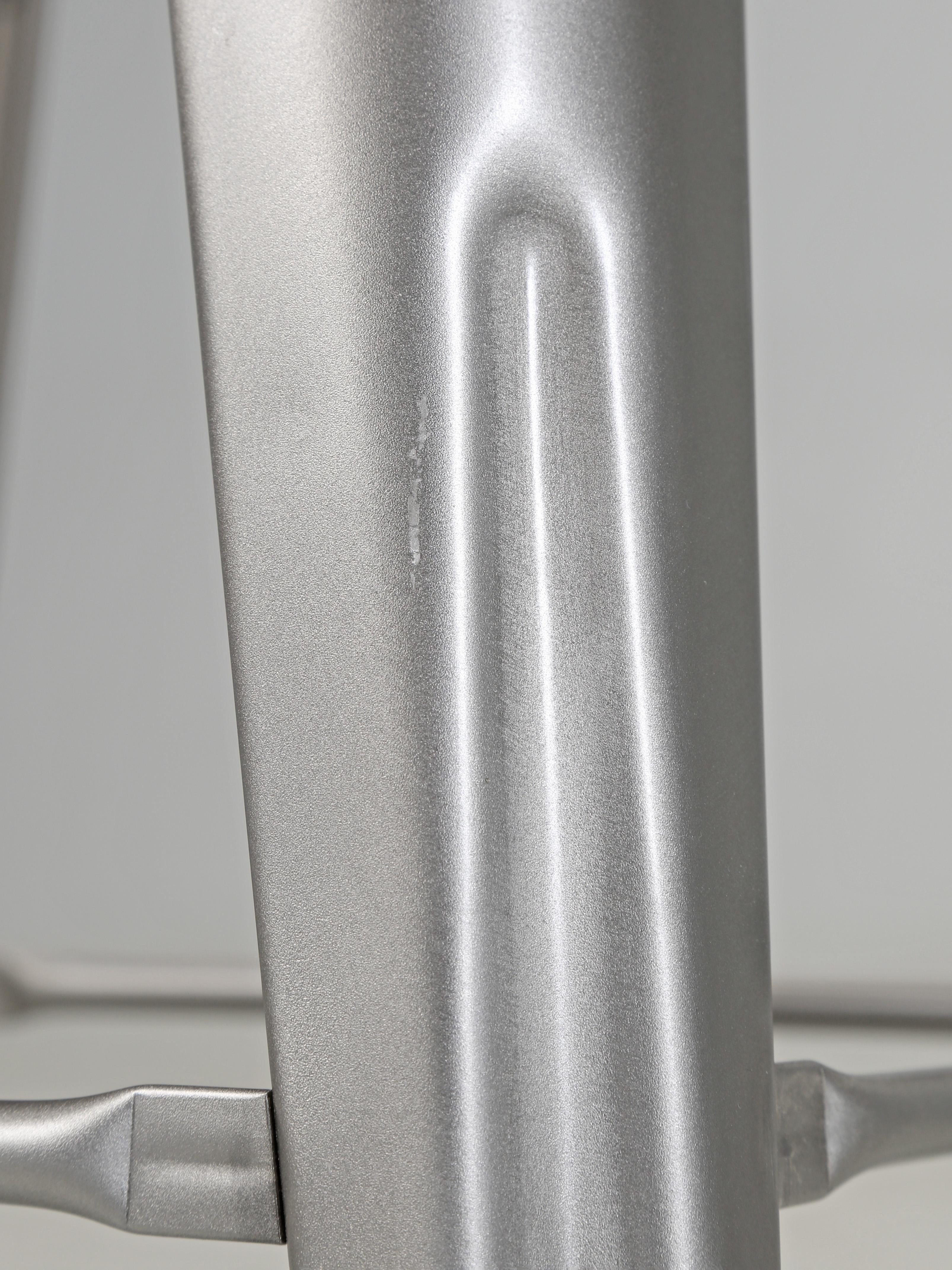 Tolix Hocker mit hoher Rückenlehne aus Stahl in Thekenhöhe aus Satin pulverbeschichtet, hergestellt in Frankreich im Angebot 3