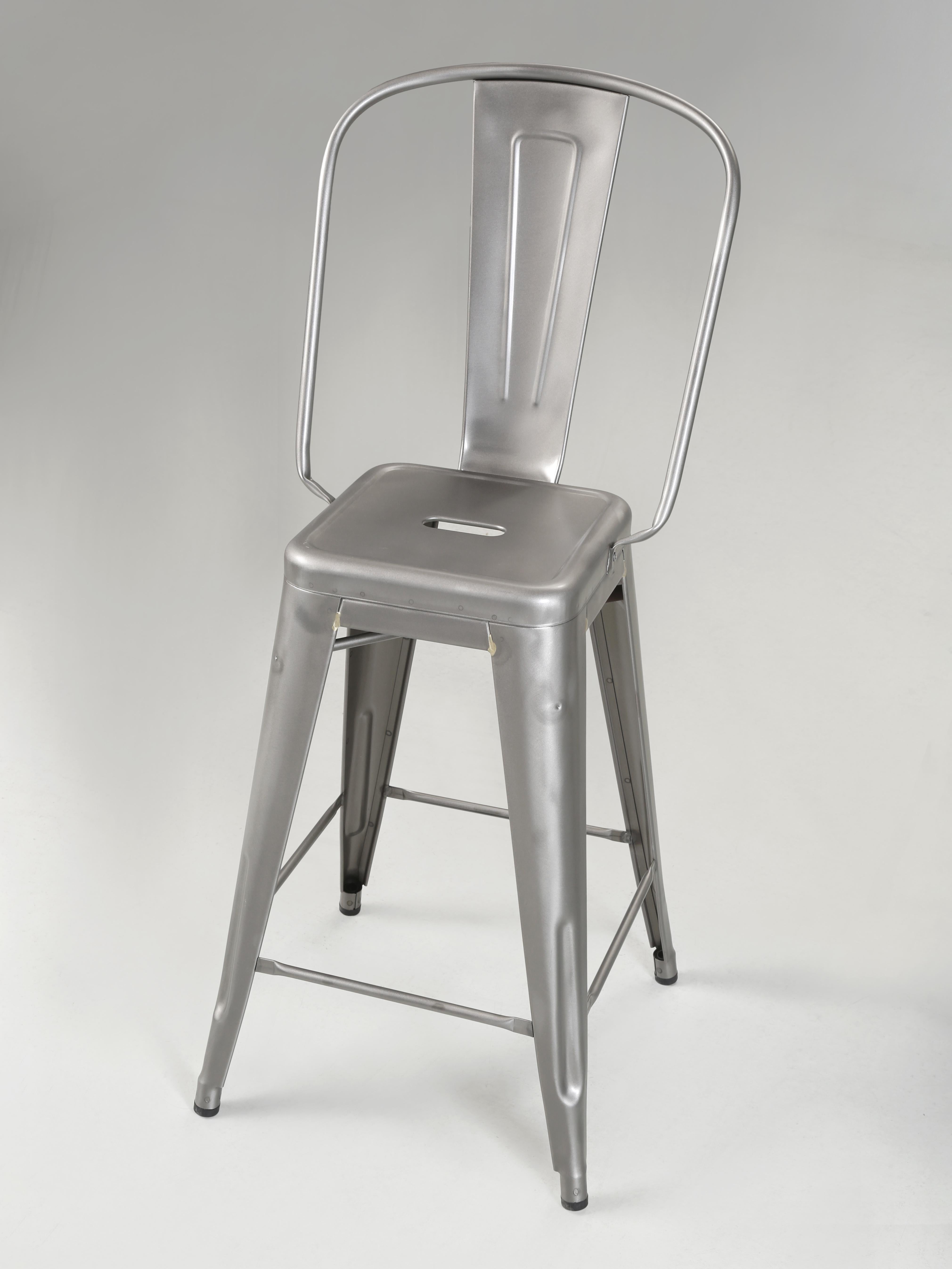 Tolix Counter-Height Stools mit High-Backs in pulverbeschichtetem, satiniertem Klarlack. Es handelt sich um den echten Tolix Made in France und nicht um eine Kopie. Wir haben derzeit mehr als 900 verschiedene Tolix Stühle, Hocker (in drei Höhen) und