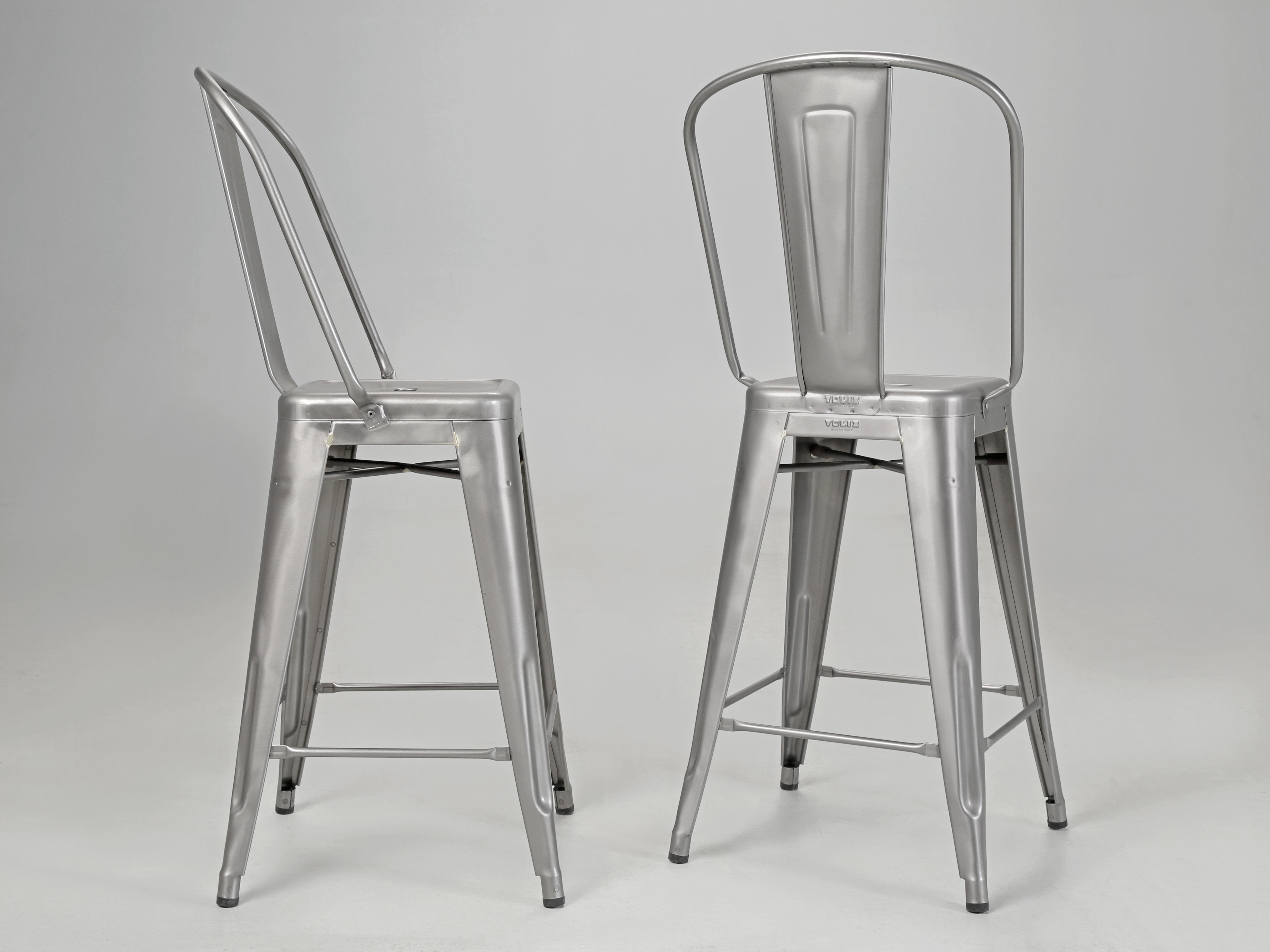 Tolix Hocker mit hoher Rückenlehne aus Stahl in Thekenhöhe aus Satin pulverbeschichtet, hergestellt in Frankreich (Industriell) im Angebot