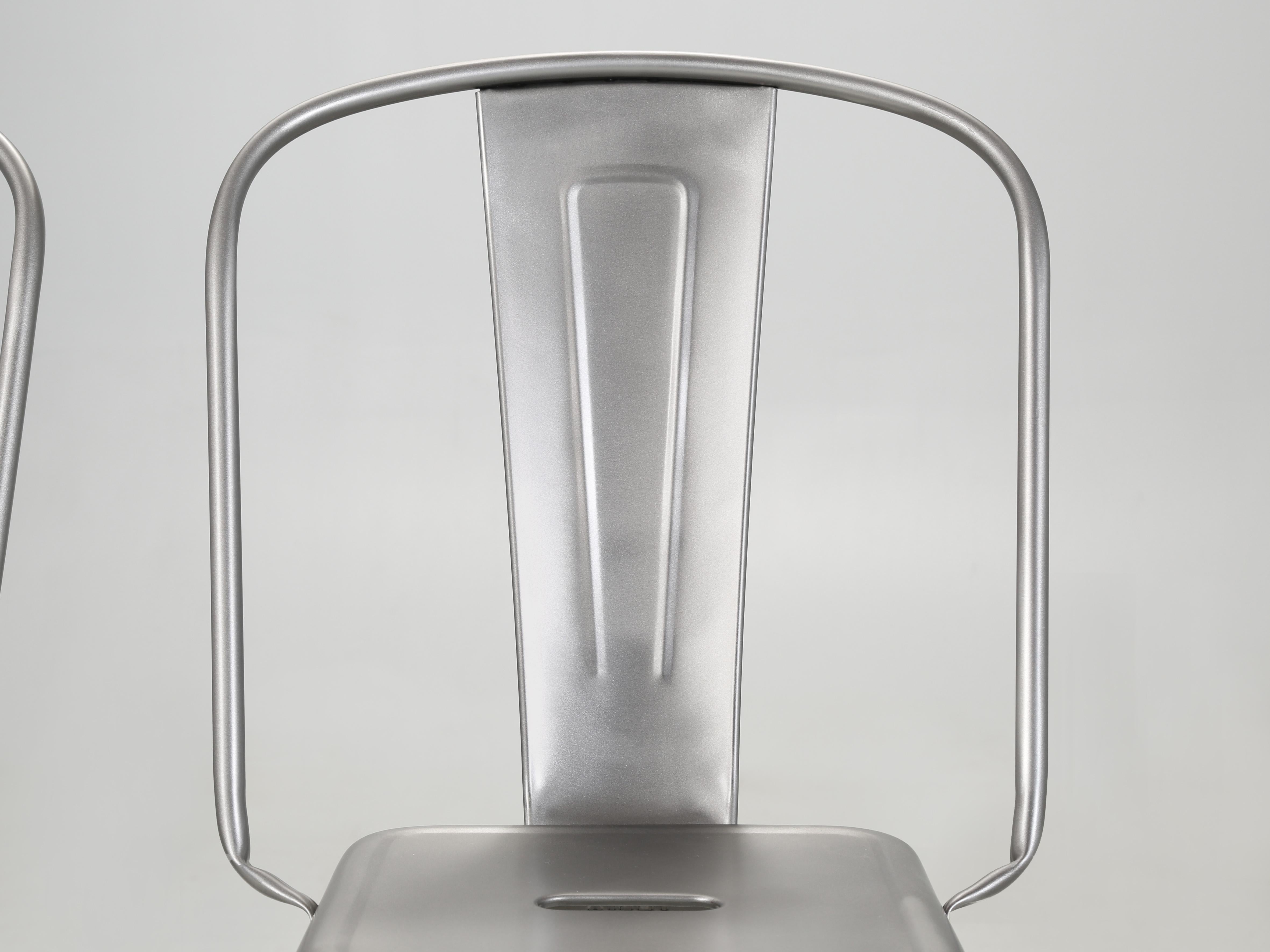 Tolix Hocker mit hoher Rückenlehne aus Stahl in Thekenhöhe aus Satin pulverbeschichtet, hergestellt in Frankreich (Pulverbeschichtet) im Angebot