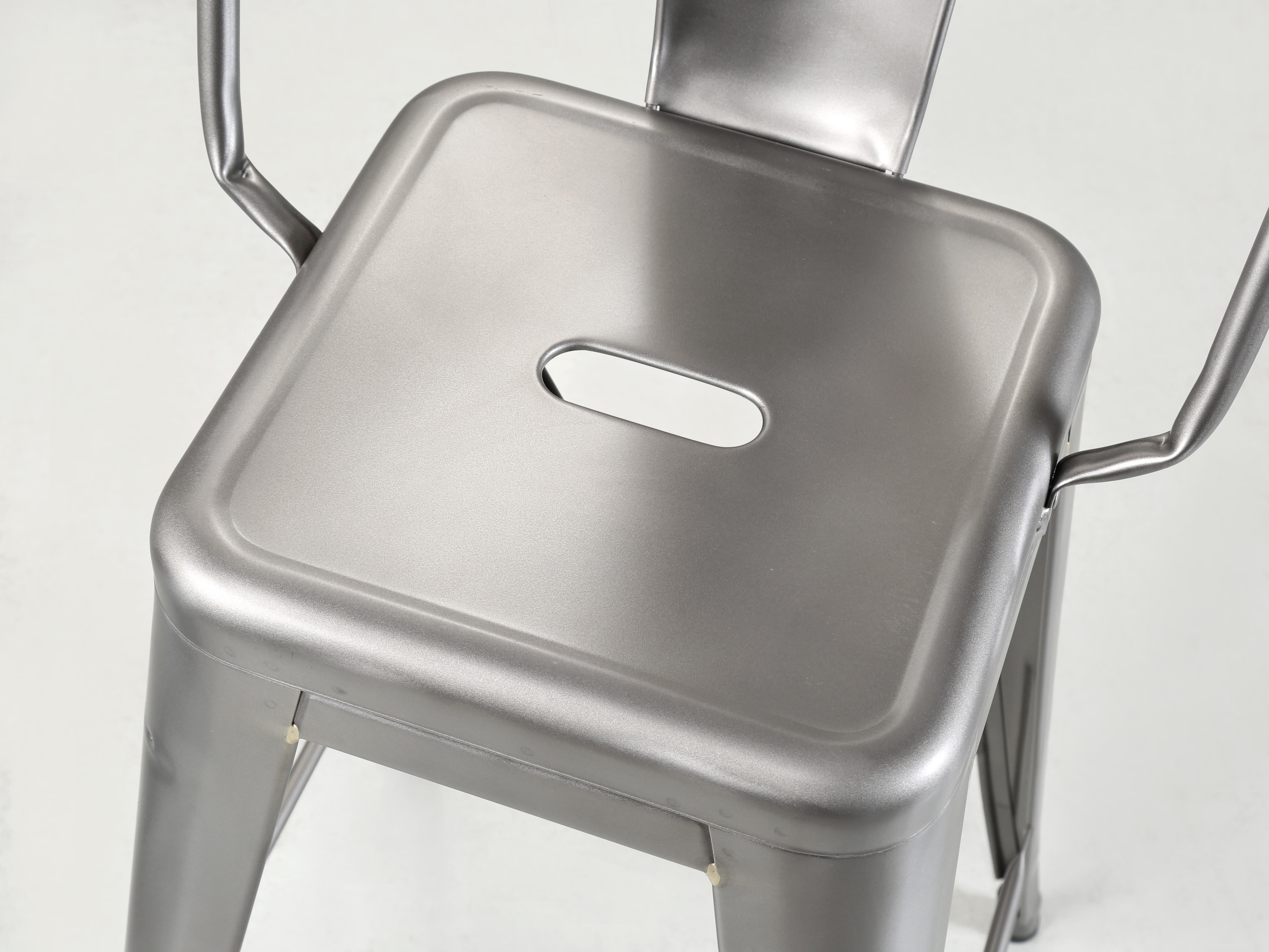 Tolix Hocker mit hoher Rückenlehne aus Stahl in Thekenhöhe aus Satin pulverbeschichtet, hergestellt in Frankreich im Zustand „Gut“ im Angebot in Chicago, IL