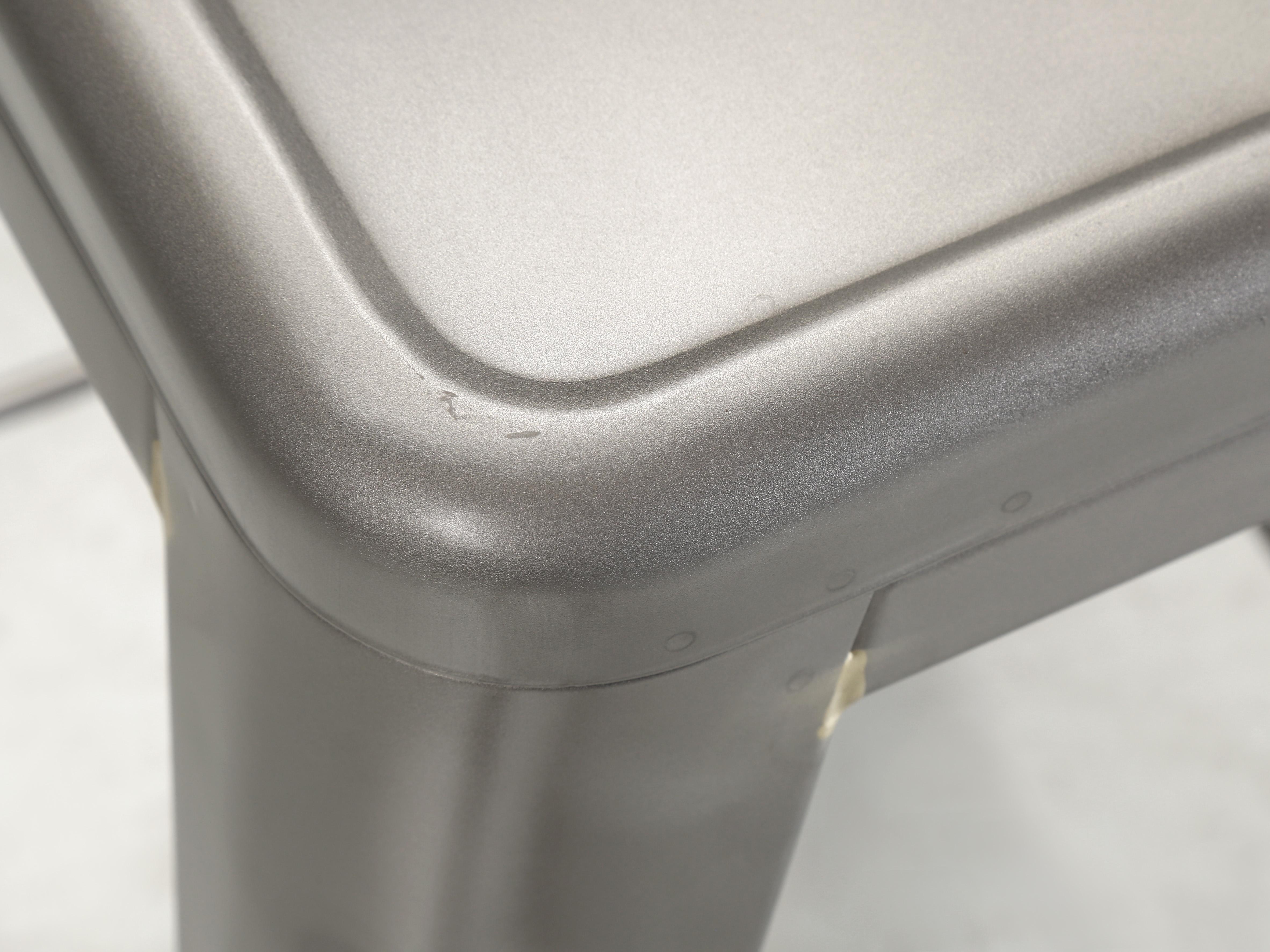 Tolix Hocker mit hoher Rückenlehne aus Stahl in Thekenhöhe aus Satin pulverbeschichtet, hergestellt in Frankreich (Metall) im Angebot