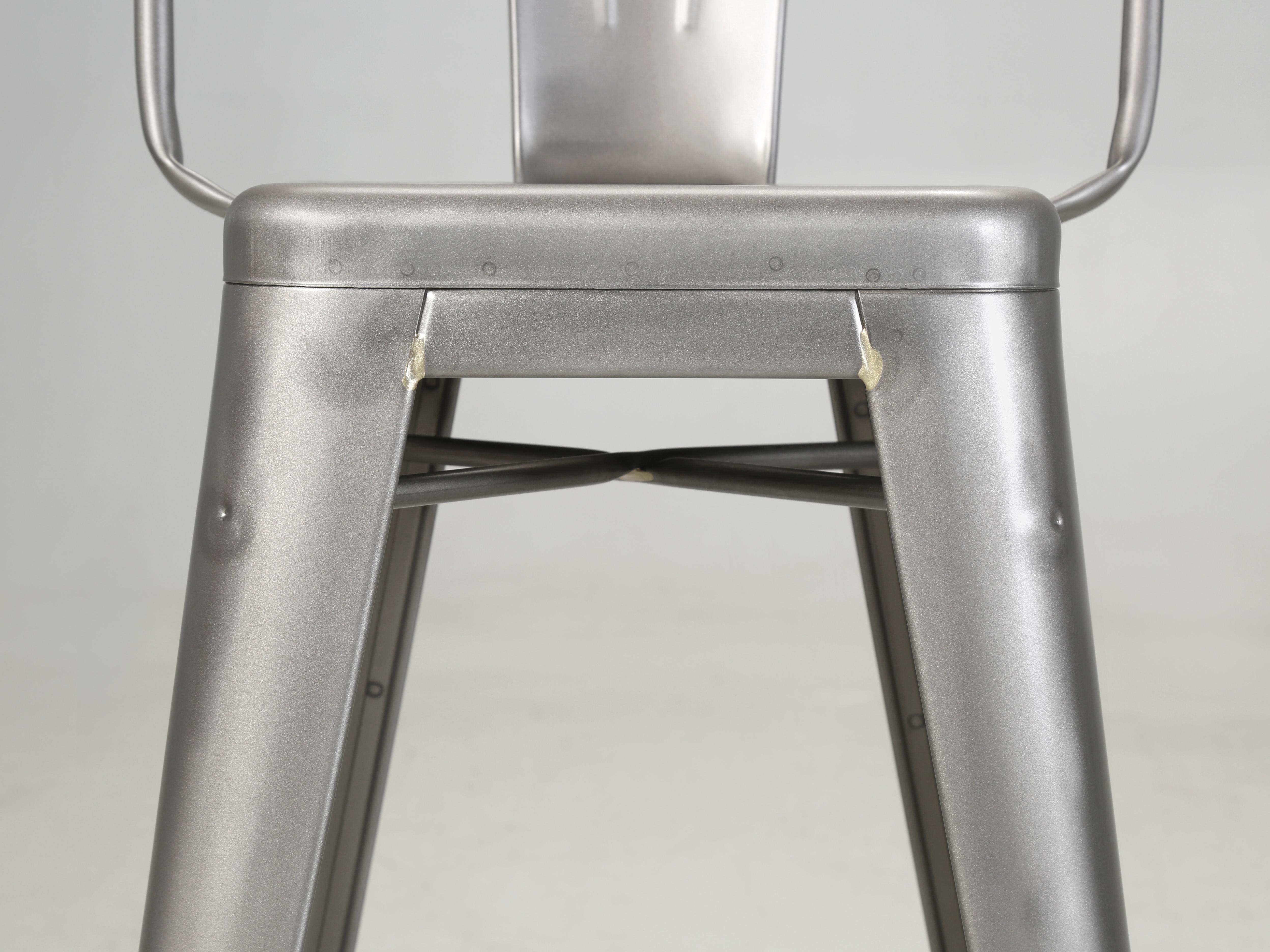 Tolix Hocker mit hoher Rückenlehne aus Stahl in Thekenhöhe aus Satin pulverbeschichtet, hergestellt in Frankreich im Angebot 1