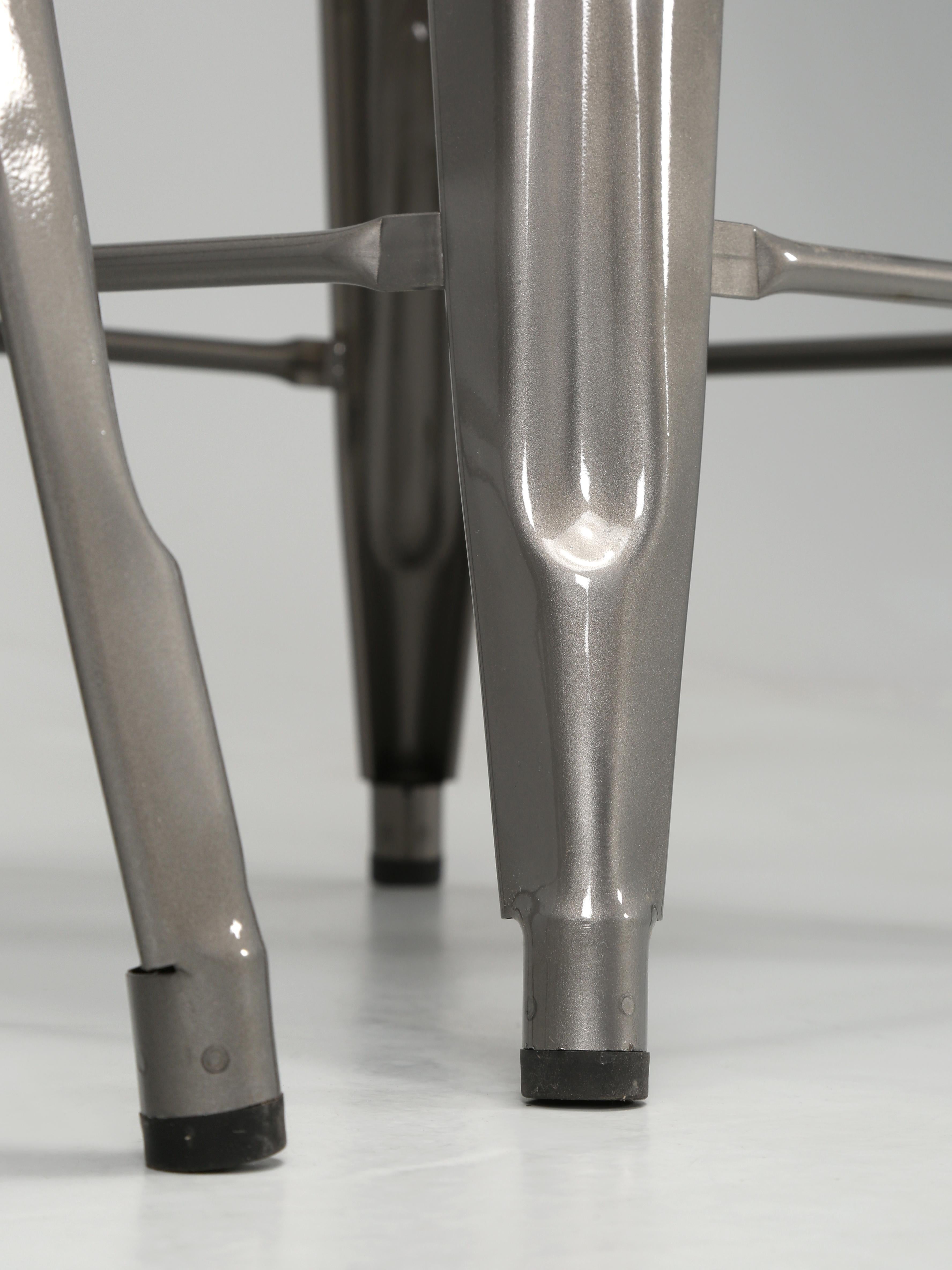 Tolix Hocker mit hoher Rückenlehne aus Stahl, hergestellt in Frankreich, Ausstellungsraum  6