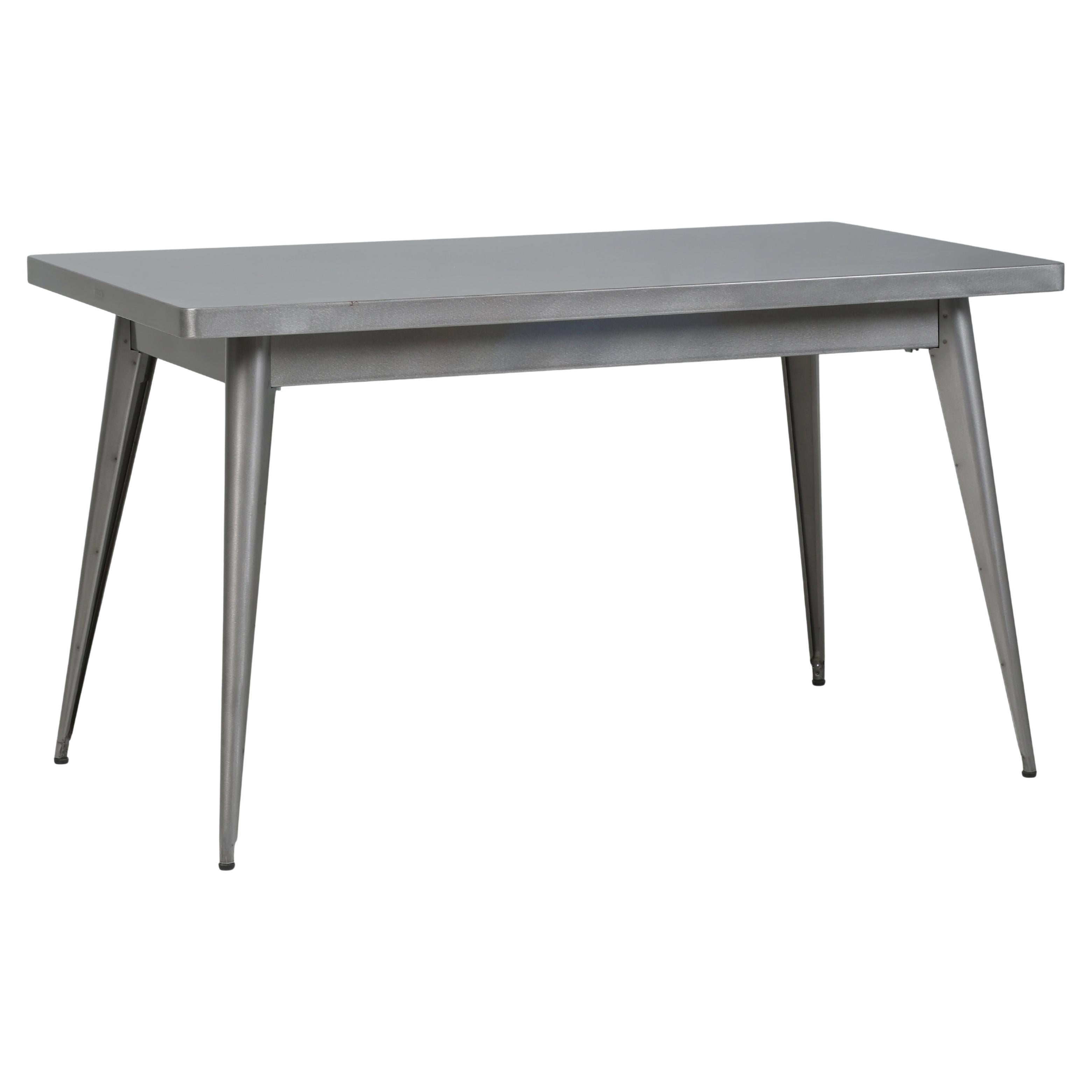 Petite table Tolix en acier fabriquée en France, recouverte de poudre d'argent, en état neuf