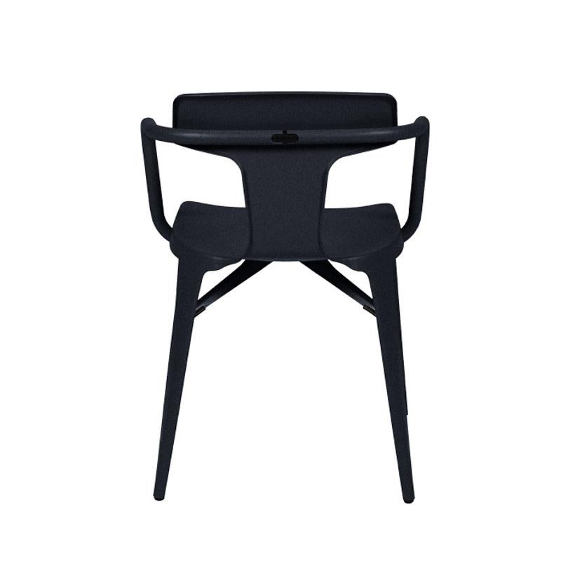 Conçu par Patrick Norguet en 2014, le design véritablement moderne de la chaise T14 a introduit l'innovation dans le processus de fabrication de TOLIX®, pour une pièce exceptionnelle. Un design ergonomique et monobloc rend l'assise extrêmement