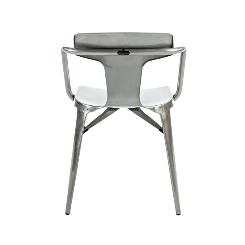 En version acier perforé, la chaise T37 prend une allure plus légère et plus contemporaine. 
- Chaise empilable.