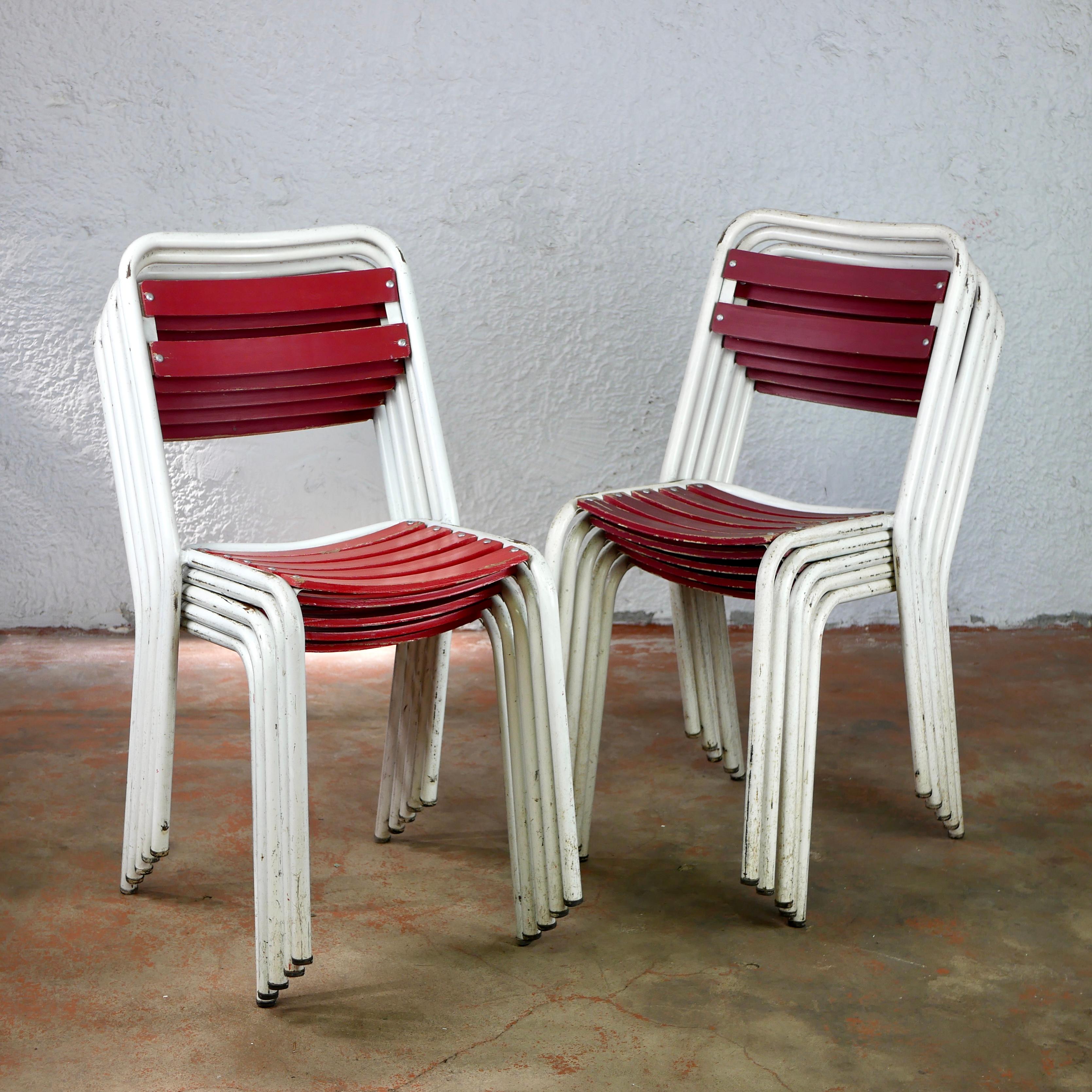 Colorful and iconic T2 chairs by Tolix, design Xavier Pauchard, made in France in the 1950s.
Metal structure, wooden seating and backrest.
5 burgundy chairs / 5 red (burgundy backrest) chairs.
Adult size chairs.
Good condition, nice patina.