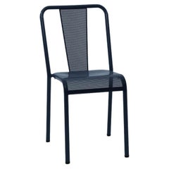 Chaise d'extérieur perforée Tolix T37 peinte en bleu nuit