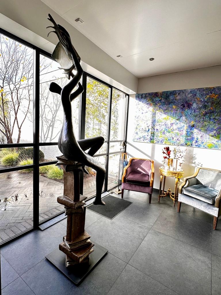 ACUMULANDO CONOCIMIENTOS

▫️ Bronce con libros de bronce patinado marrón dorado
▫️ 236,5 x 50 x 68 cm
▫️ Alemania, 2005
▫️ Firmado y fechado Tolla A.P. 1/4 '05
▫️ Colección privada Bélgica
▫️ Excelentes condiciones

SOBRE LA OBRA DE ARTE

Fundición