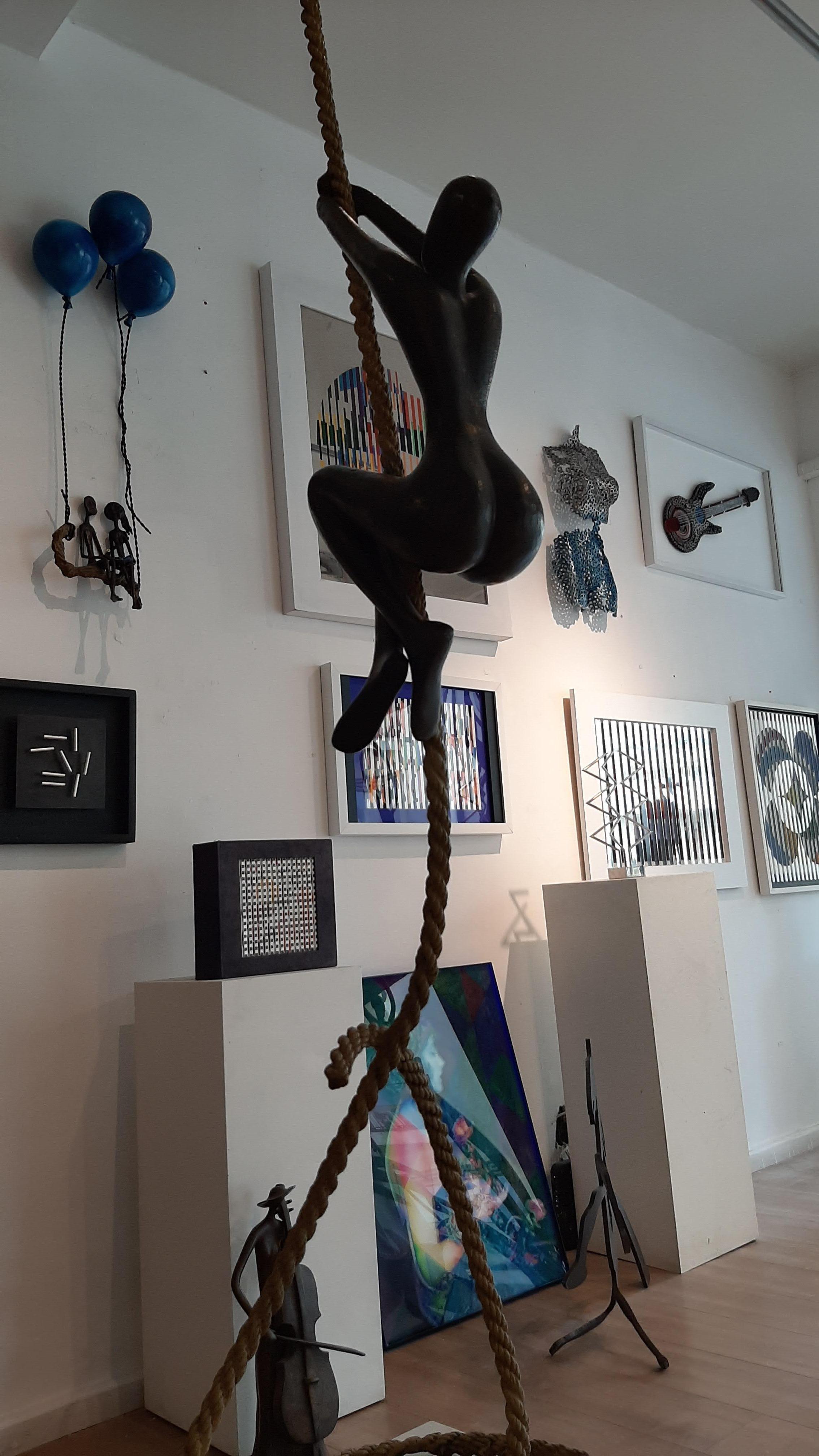 Tolla Inbar, Incoraggiamento, scultura in bronzo in vendita 1