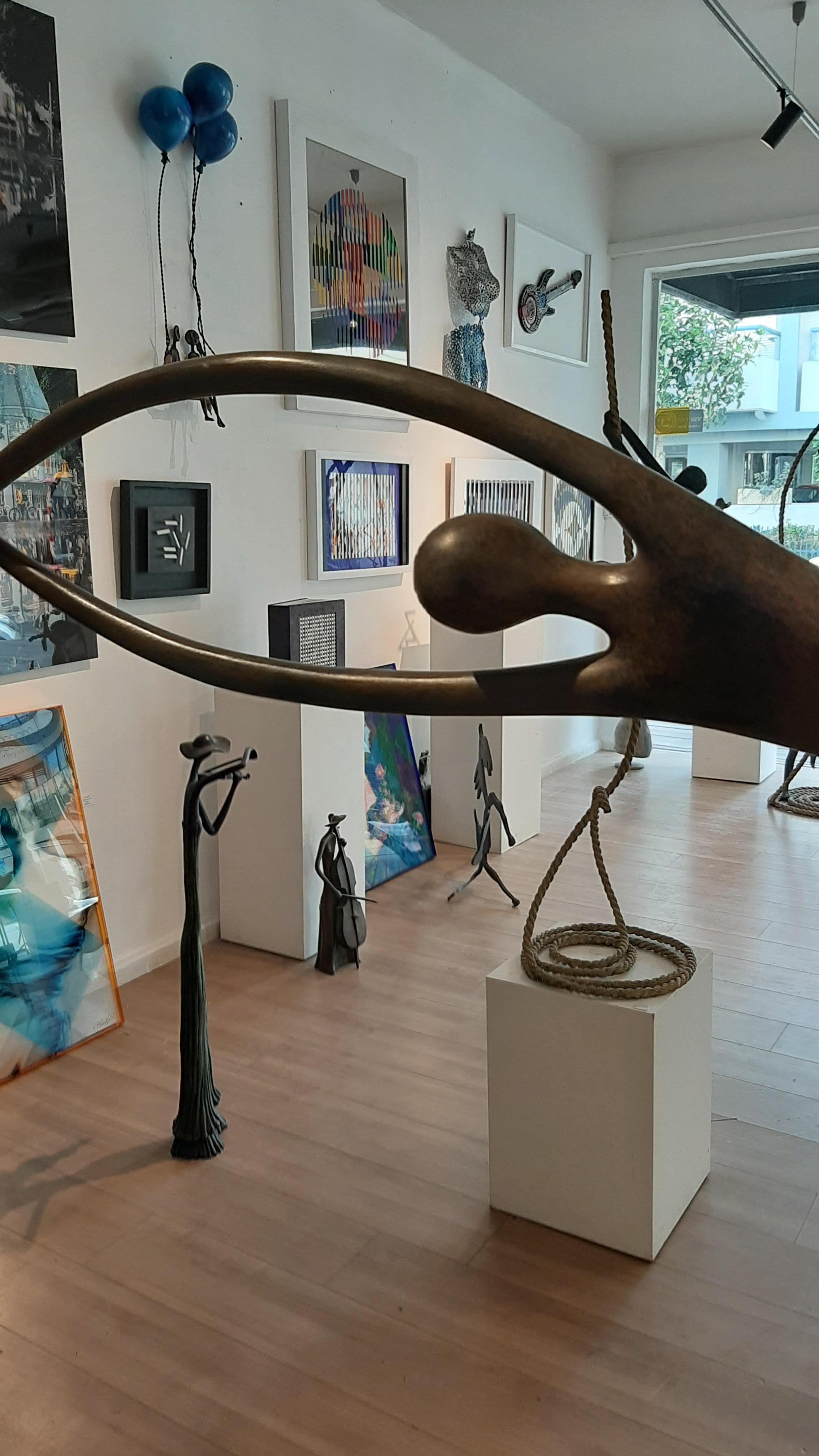 Tolla Inbar, Incoraggiamento, scultura in bronzo in vendita 2