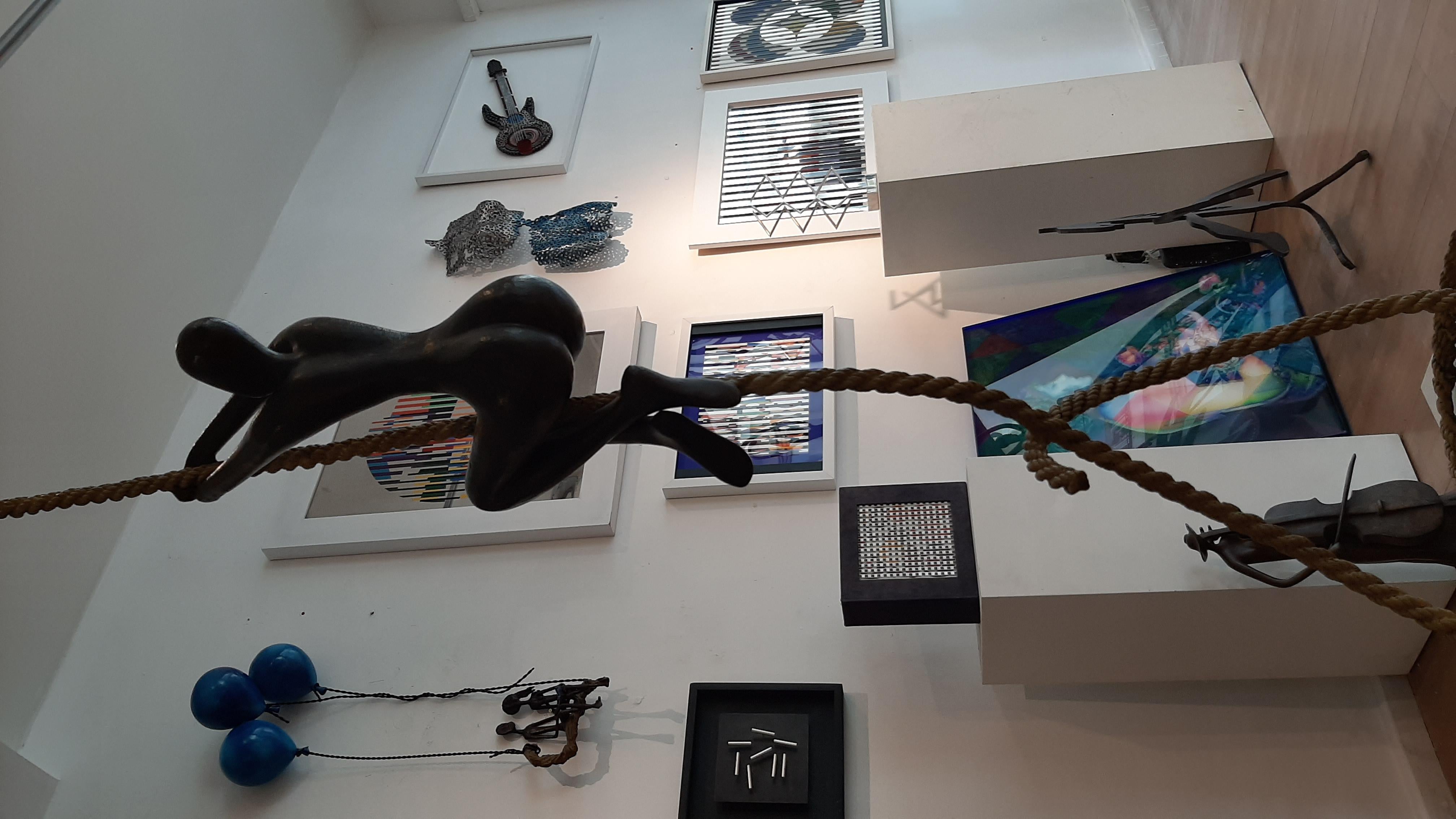 Tolla Inbar, Incoraggiamento, scultura in bronzo in vendita 3