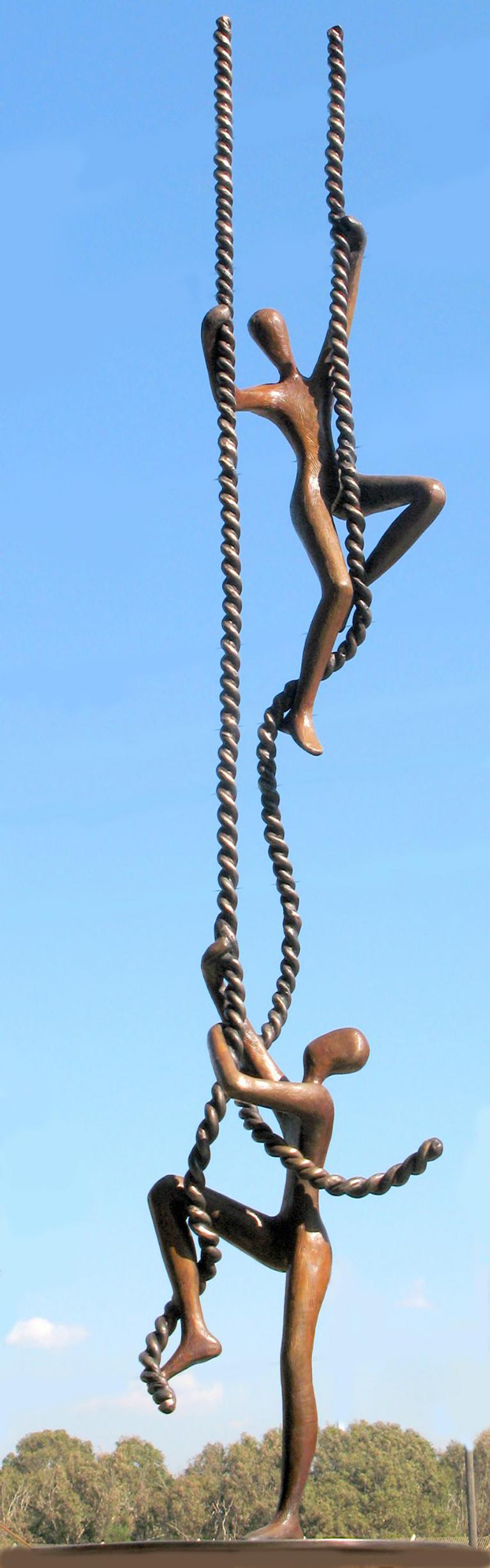 Tolla Inbar, incoraggiamento, scultura all'aperto, pezzo di grandi dimensioni, sculture da giardino, scultura in bronzo, corde, aiuto reciproco, artista internazionale, artista israeliano, scultura figurativa, arte
