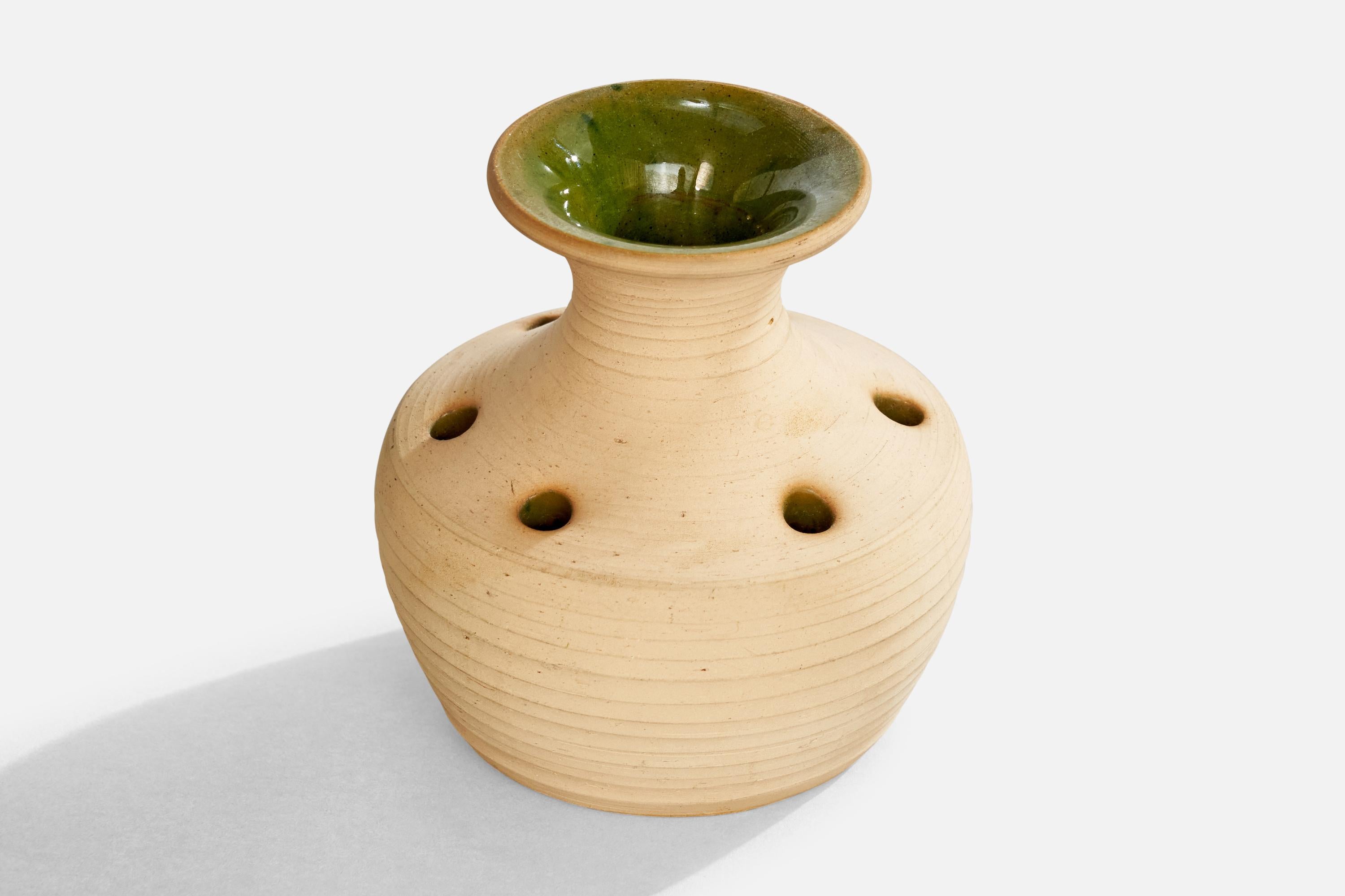 Vaso in ceramica verde e beige non smaltato prodotto da Tolla Keramik, Svezia, anni '60 circa.

Dimensioni: 4