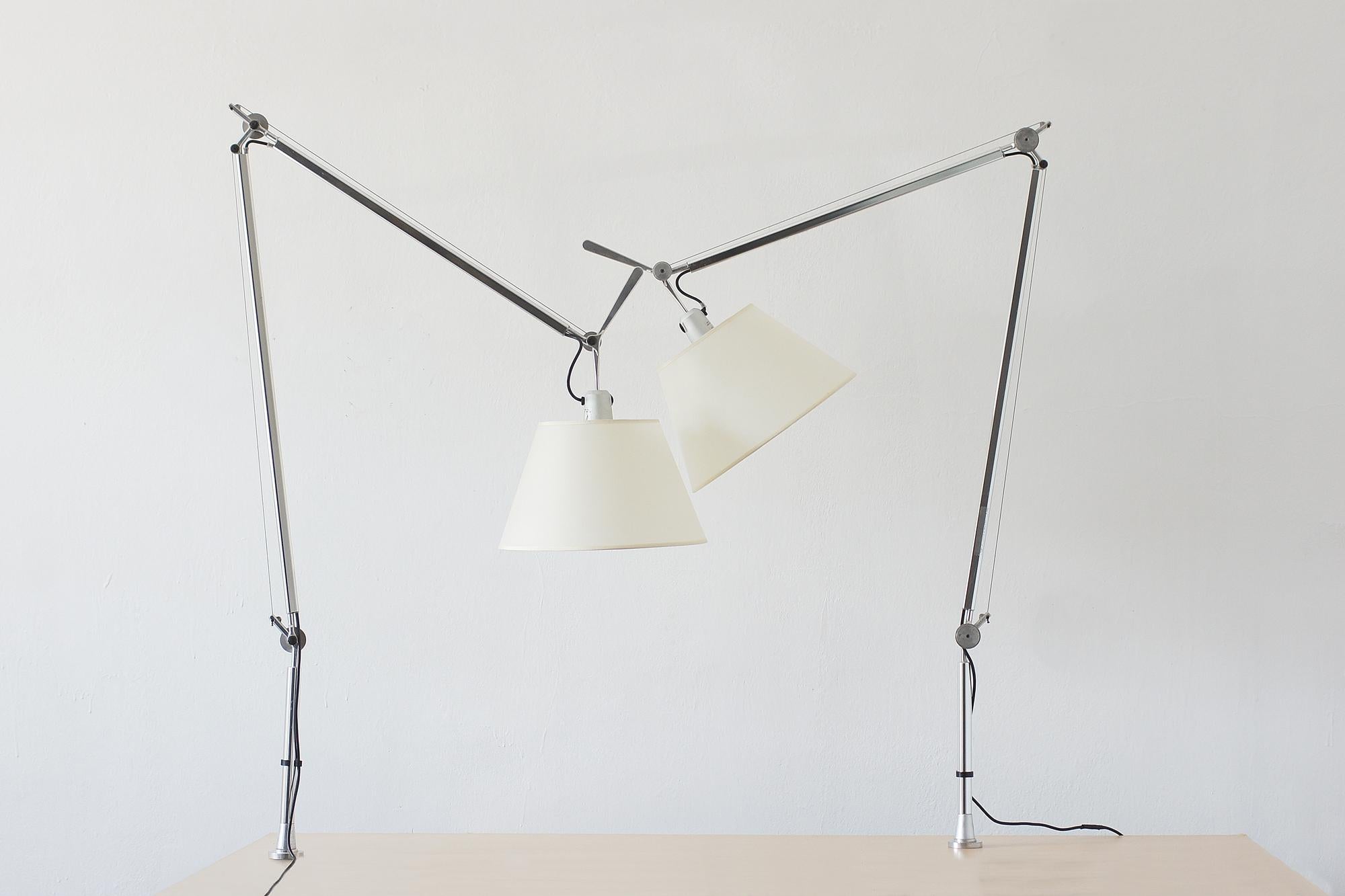 Tolomeo lamps (desk/countertop version) are some of the best-known icons of contemporary Italian lighting design. Designed by Michele De Lucchi and Giancarlo Fassina for Artemide, they have remained a symbol of combining engineering precision with