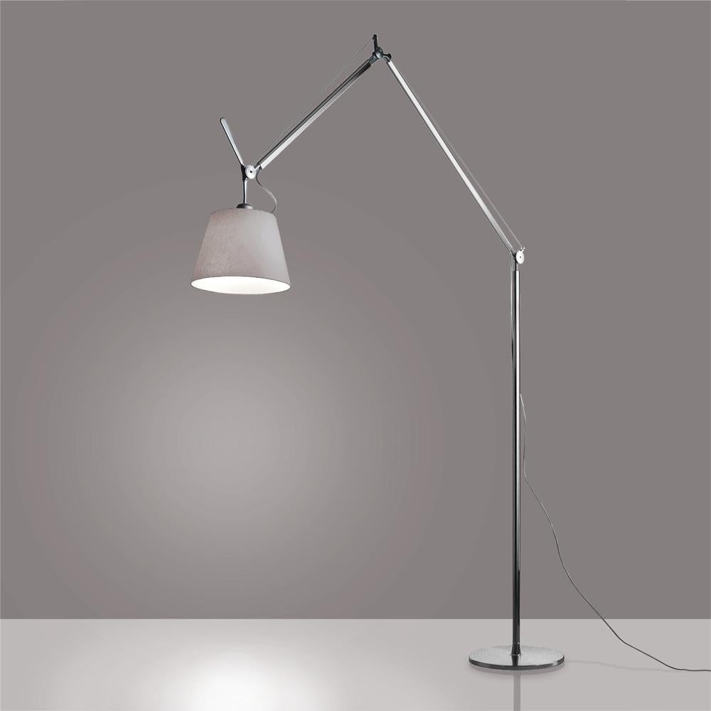 Extension de la famille emblématique Tolomeo, Tolomeo Mega présente le même système d'équilibre du bras que la lampe de table Tolomeo, combiné à une sélection d'abat-jours en parchemin ou en tissu, créant ainsi sa propre sous-famille. 

Tolomeo mega