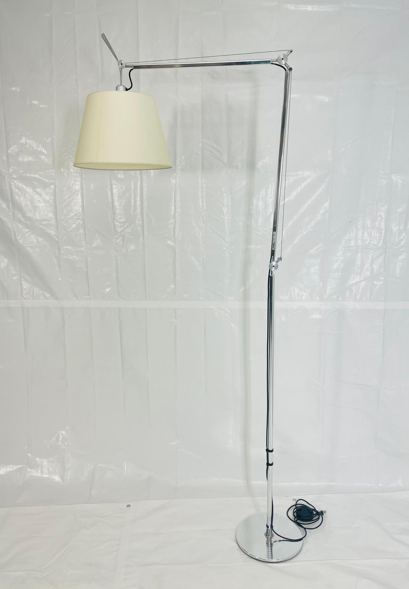 Esempio iconico del design industriale italiano, la lampada da terra Tolomeo Mega Terra è stata progettata nel 1987 da Michele De Lucchi e Giancarlo Fassina per Artemide, fondendo ingegneria di precisione e un'estetica moderna e senza tempo.

Questa