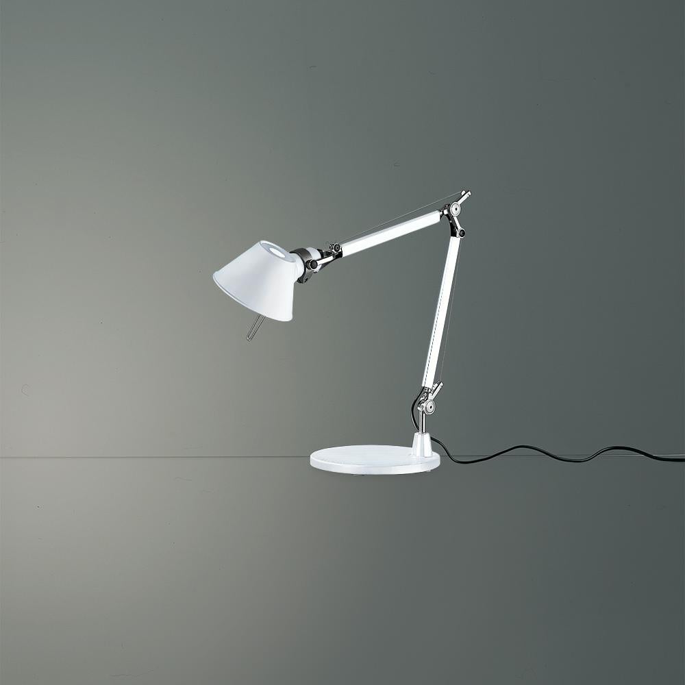 No desk lamp should make you use two hands to position it.” Michele De Lucchi
A study in balance and movement, the Tolomeo table lamp is designed for a fully adjustable direction of light. Created for Artemide in 1987 by Michele De Lucchi and