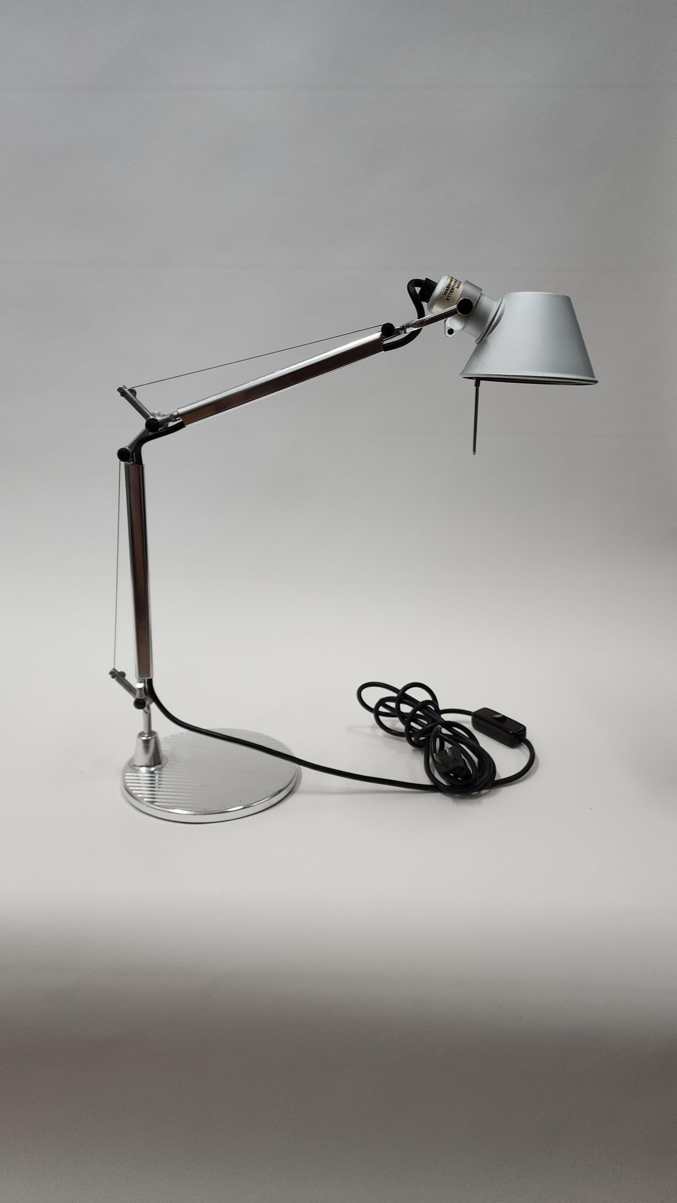 La lampada da tavolo Tolomeo Micro offre un'illuminazione superba in un design più piccolo del 40% rispetto alle dimensioni classiche. Disegnata da Michele De Lucchi e Giancarlo Fassina, la lampada da tavolo Tolomeo Micro presenta le stesse