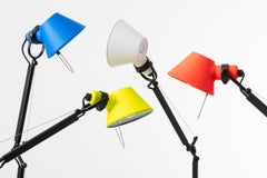Tolomeo Micro Lampada da Tavolo in Nero e Corallo di Michele de Lucchi & Giancarlo Fassi