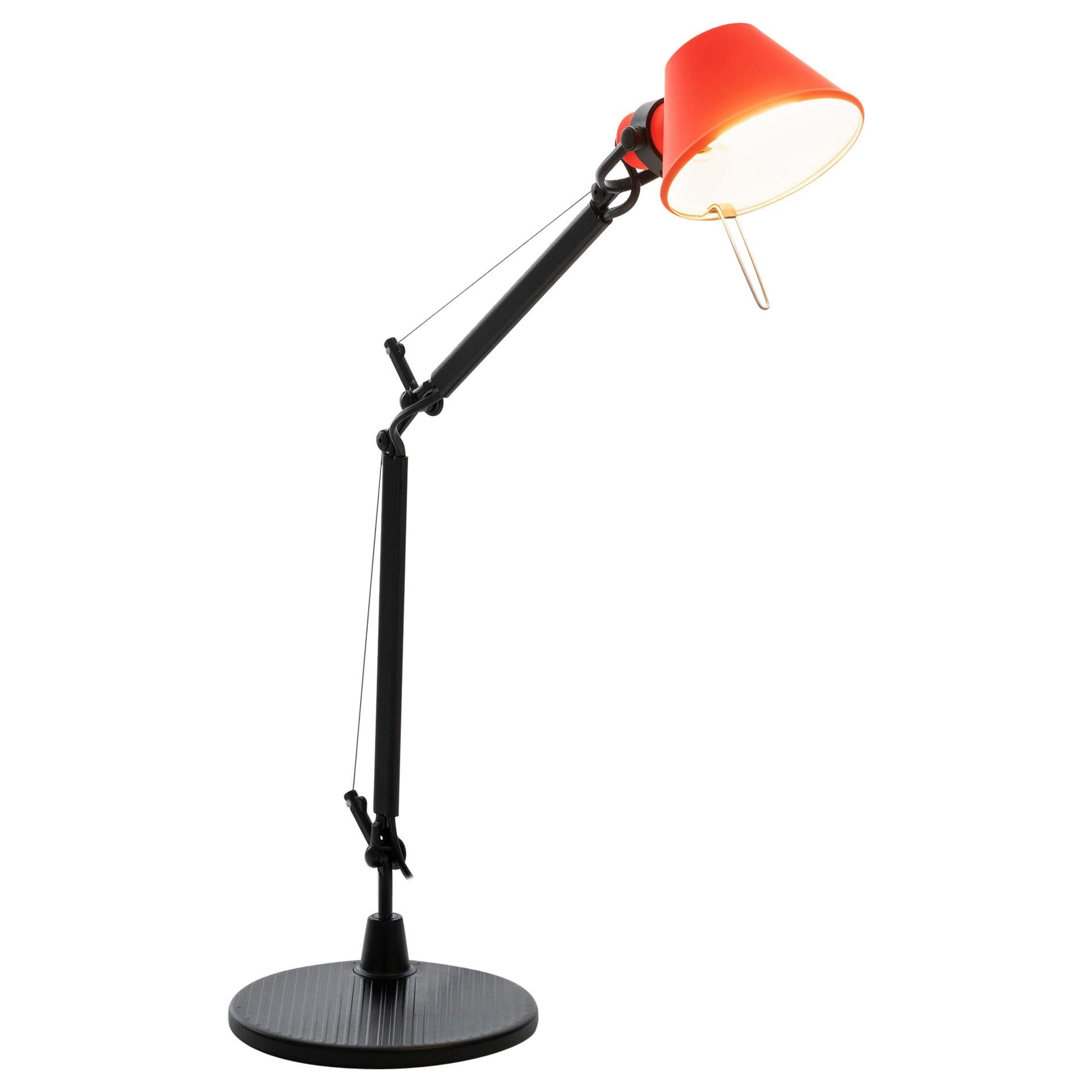Lampe de table micro Tolomeo noir et corail de Michele de Lucchi & Giancarlo Fassi en vente