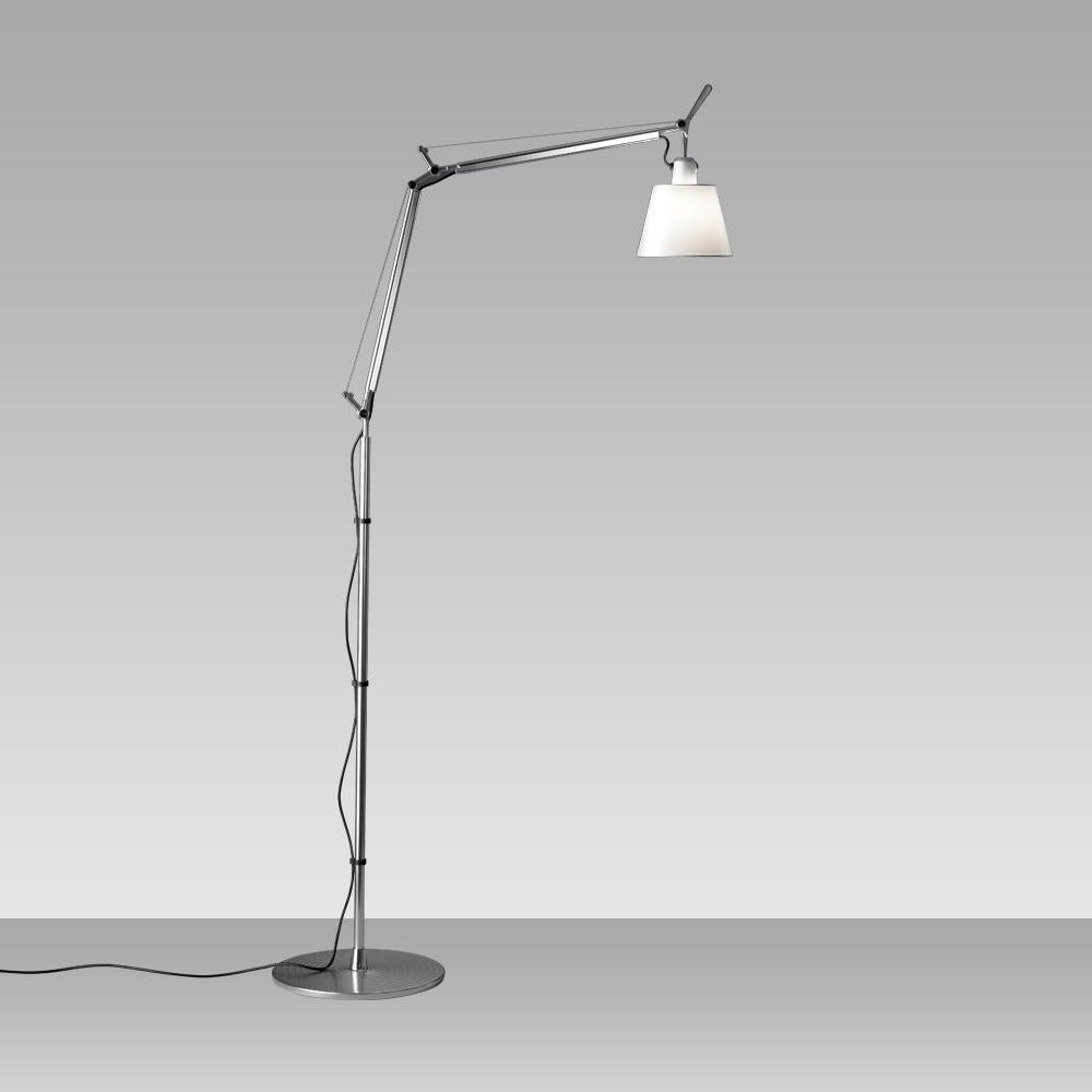 Une extension de la famille iconique Tolomeo, Tolomeo avec abat-jour présente le même système d'équilibrage des bras que la lampe de table Tolomeo, combiné à une sélection d'abat-jour en parchemin ou en tissu, donnant un aspect plus chaleureux et