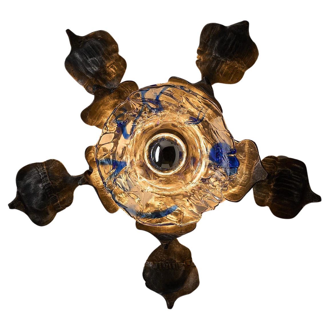 Applique brutalista progettata da Tom Ahlström e Hans Ehrlich per A&E Leuchte. Prodotta in Svezia negli anni '60-'70, questa lampada esemplifica il linguaggio del design crudo ed espressivo del movimento brutalista nordico.

La struttura presenta un