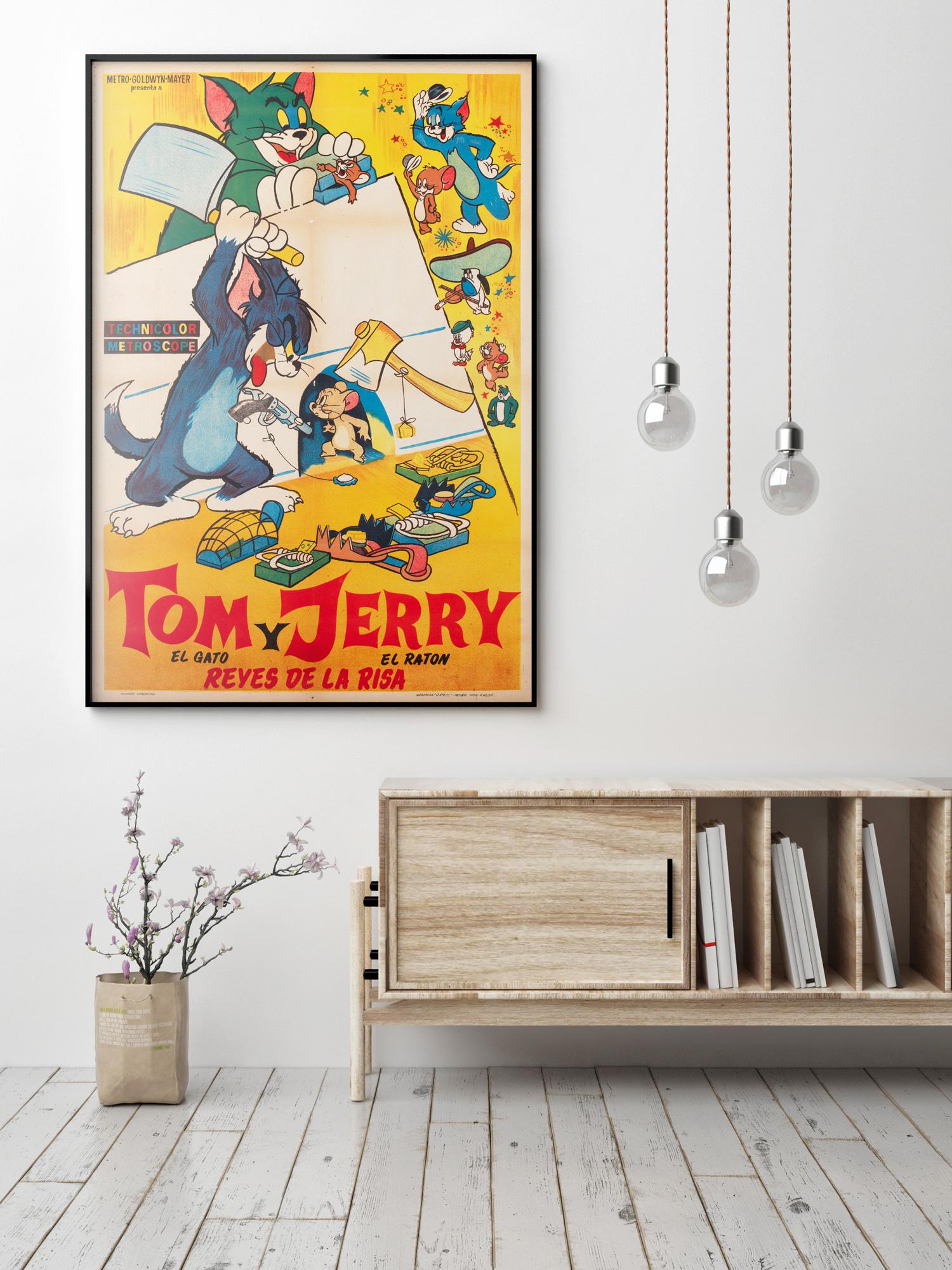 Nous adorons cette affiche de film argentin pour Tom & Jerry, qui est douce et magnifiquement illustrée. Une très belle affiche.

Cette affiche de film vintage a été pliée à l'origine (telle qu'elle a été publiée). Elle a été professionnellement