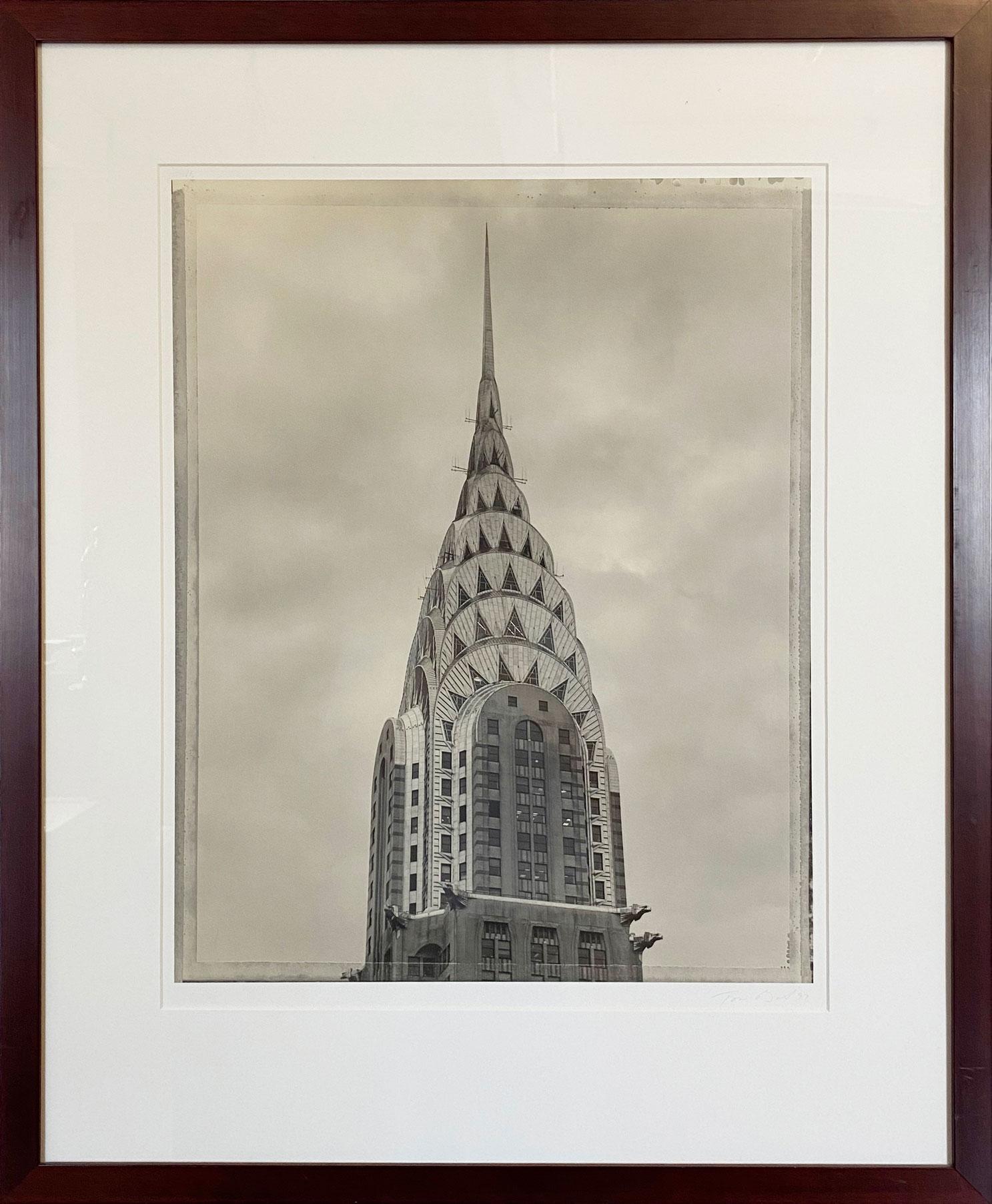 Tom Baril Black and White Photograph – Oberteil der Chrysler in New York