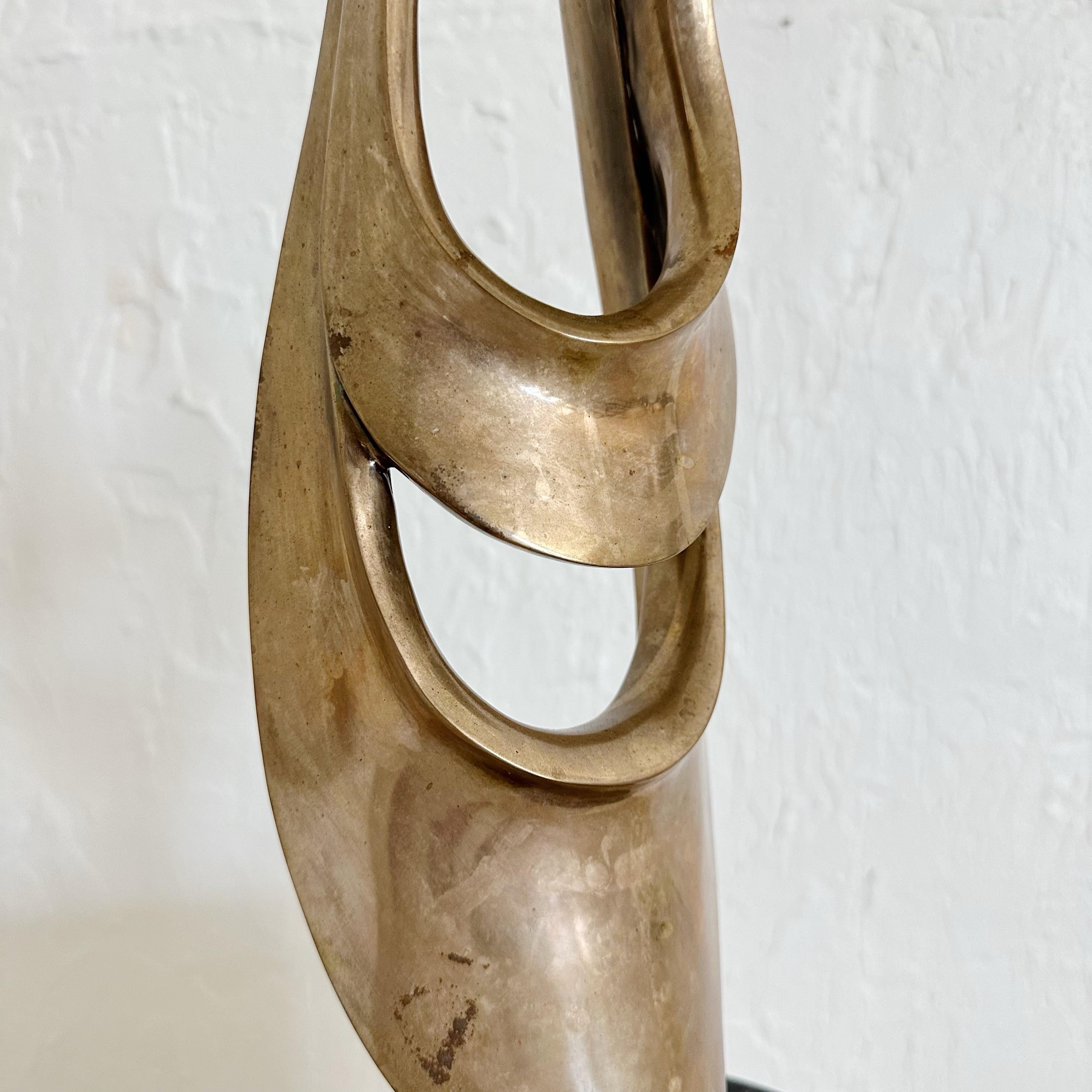 Scultura astratta in bronzo di Tom Bennetts degli anni '80. Americano. Forma libera in bronzo su una base di marmo nero. Edizione firmata 21/100. La patina del bronzo può essere lucidata se lo si desidera.