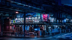 Neon del mercato del pesce in Giappone - Una fotografia noir di architettura moderna