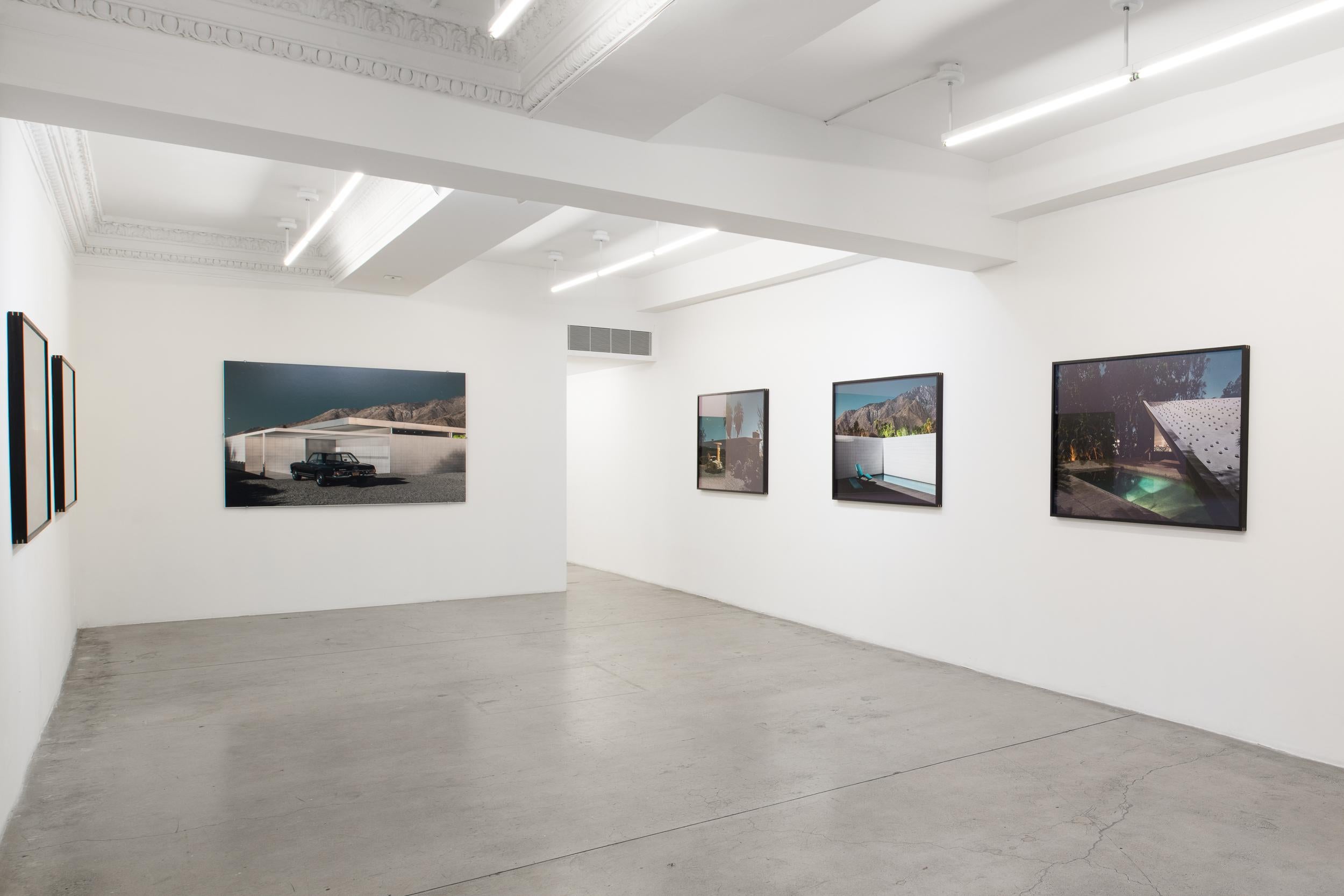 Jaguar E-Type aus der Mitte des Jahrhunderts, Midnight Modern Architektur Palm Springs – Print von Tom Blachford