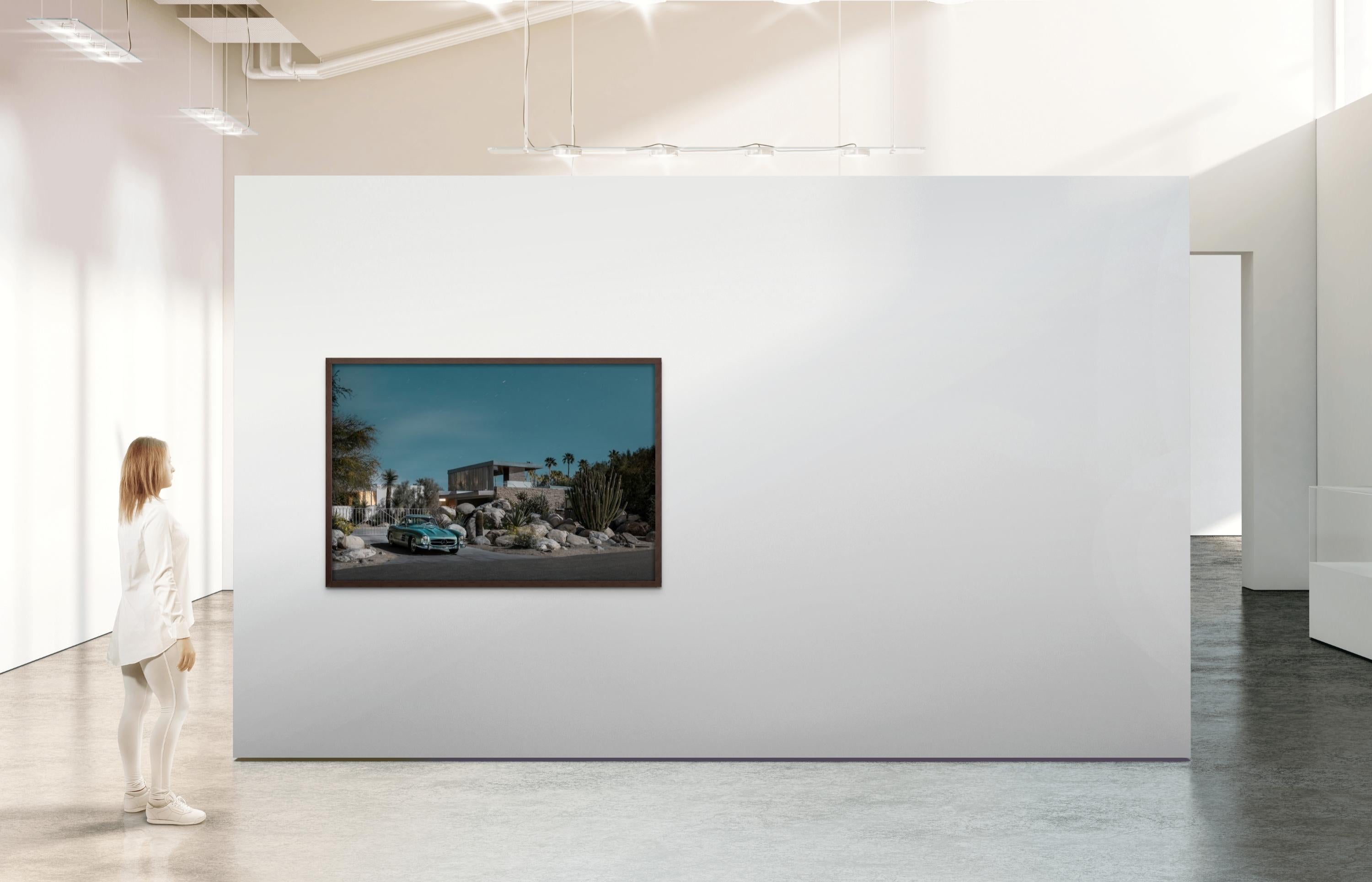 Mercedes Benz SL, photographie contemporaine mi-siècle moderne, série Midnight - Photograph de Tom Blachford