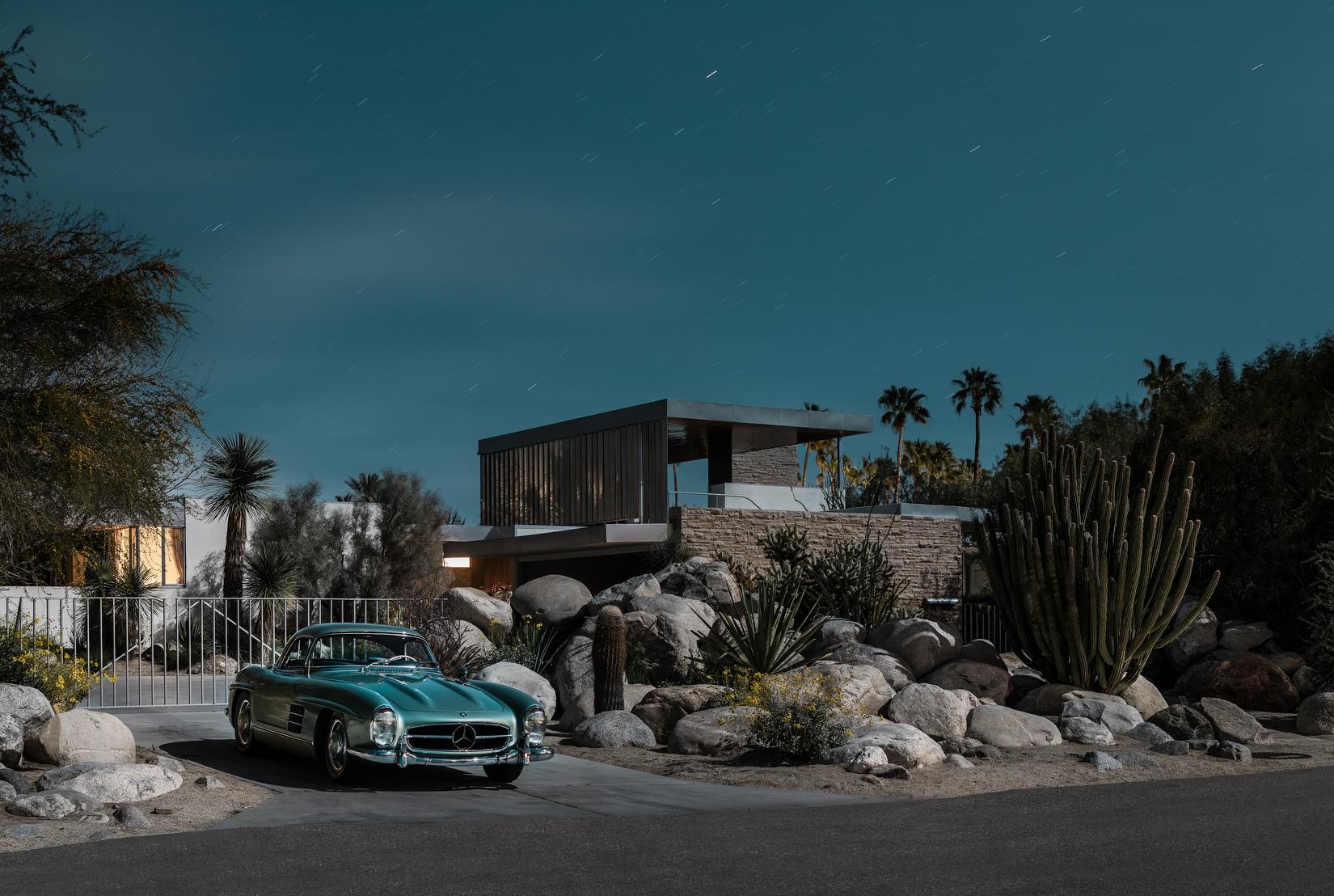 Tom Blachford Landscape Print – Mercedes Benz SL, Midnight Modern Series, zeitgenössische Fotografie, Mitte des Jahrhunderts