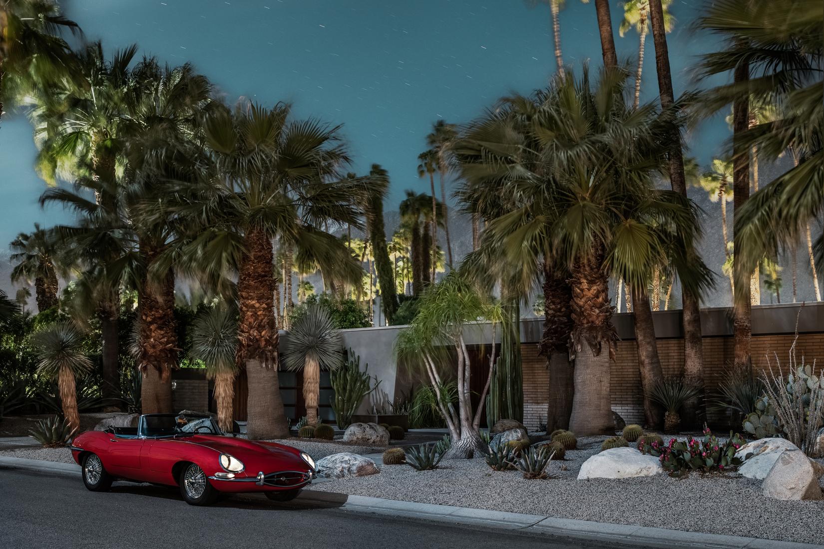 Tom Blachford Color Photograph – Roter Jaguar E-Typ aus der Mitte des Jahrhunderts, Midnight Modern-Architektur Palm Springs