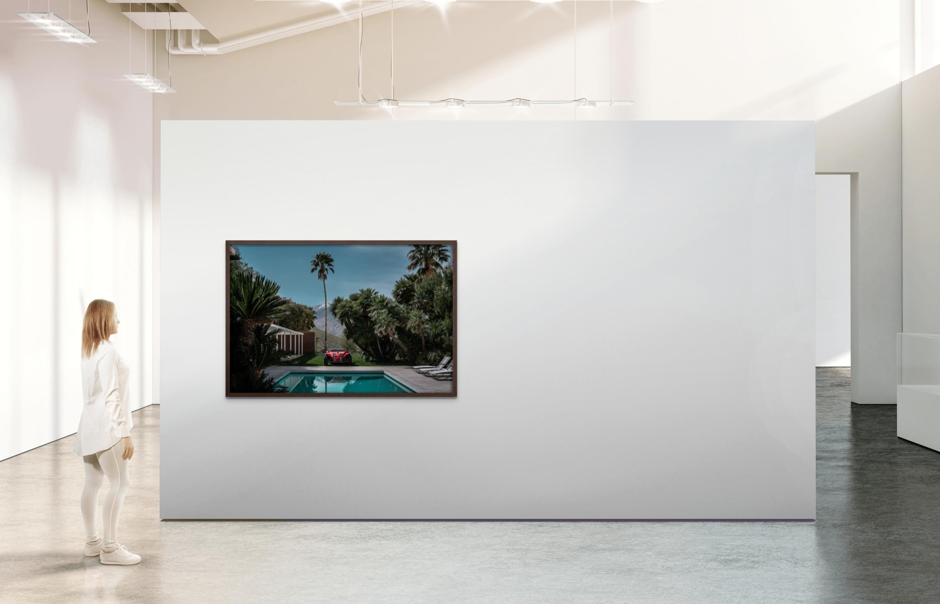 Pool du milieu du siècle dernier de Steve McQueen, architecture Midnight Modern de Palm Springs - Print de Tom Blachford
