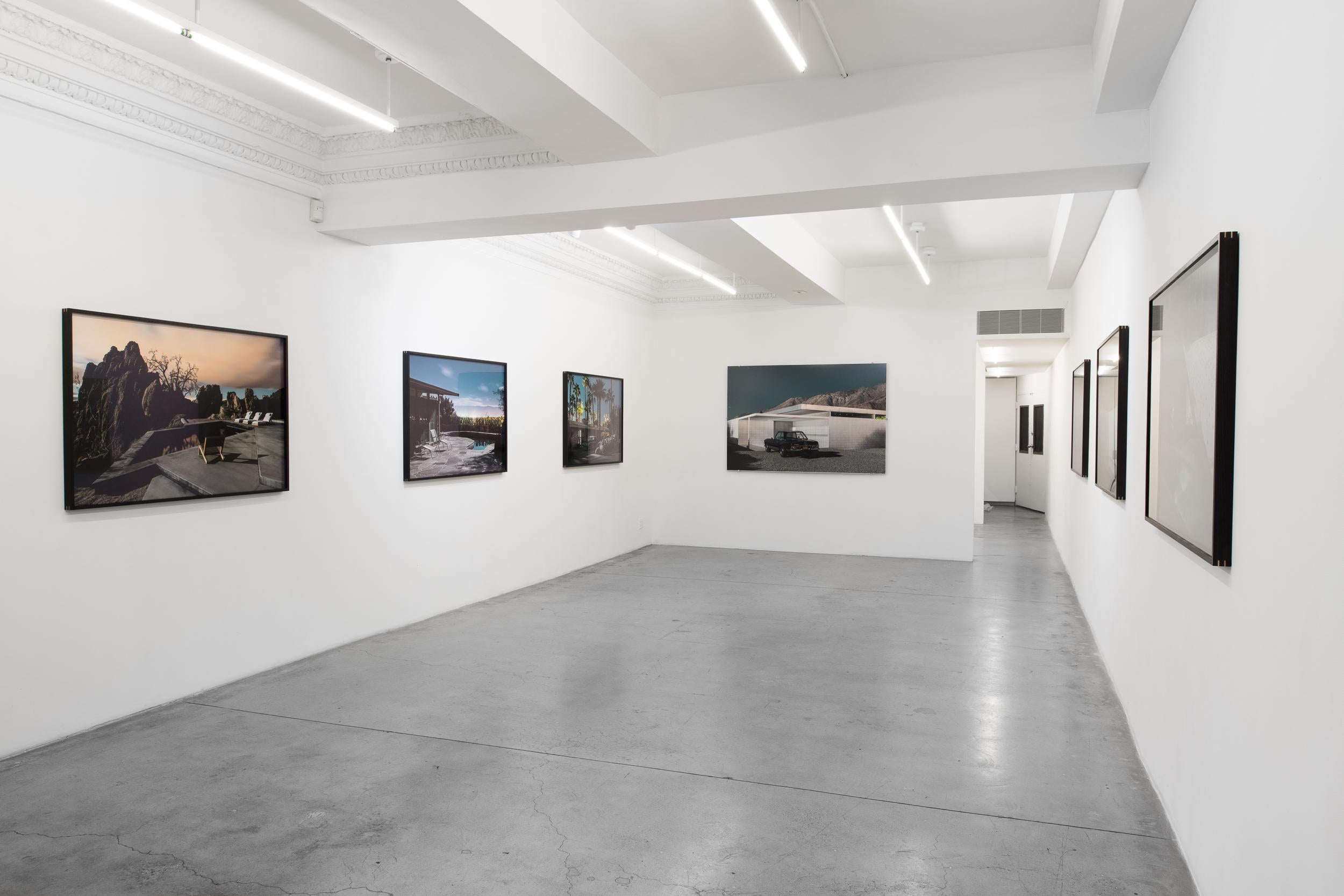 Die jüngste und letzte Veröffentlichung des Langzeitprojekts Midnight Modern des australischen Fotografen Tom Blachford wird zum ersten Mal in der TOTH GALLERY in New York ausgestellt.

Blachford löst die Fesseln von Palm Springs und Mid Century und