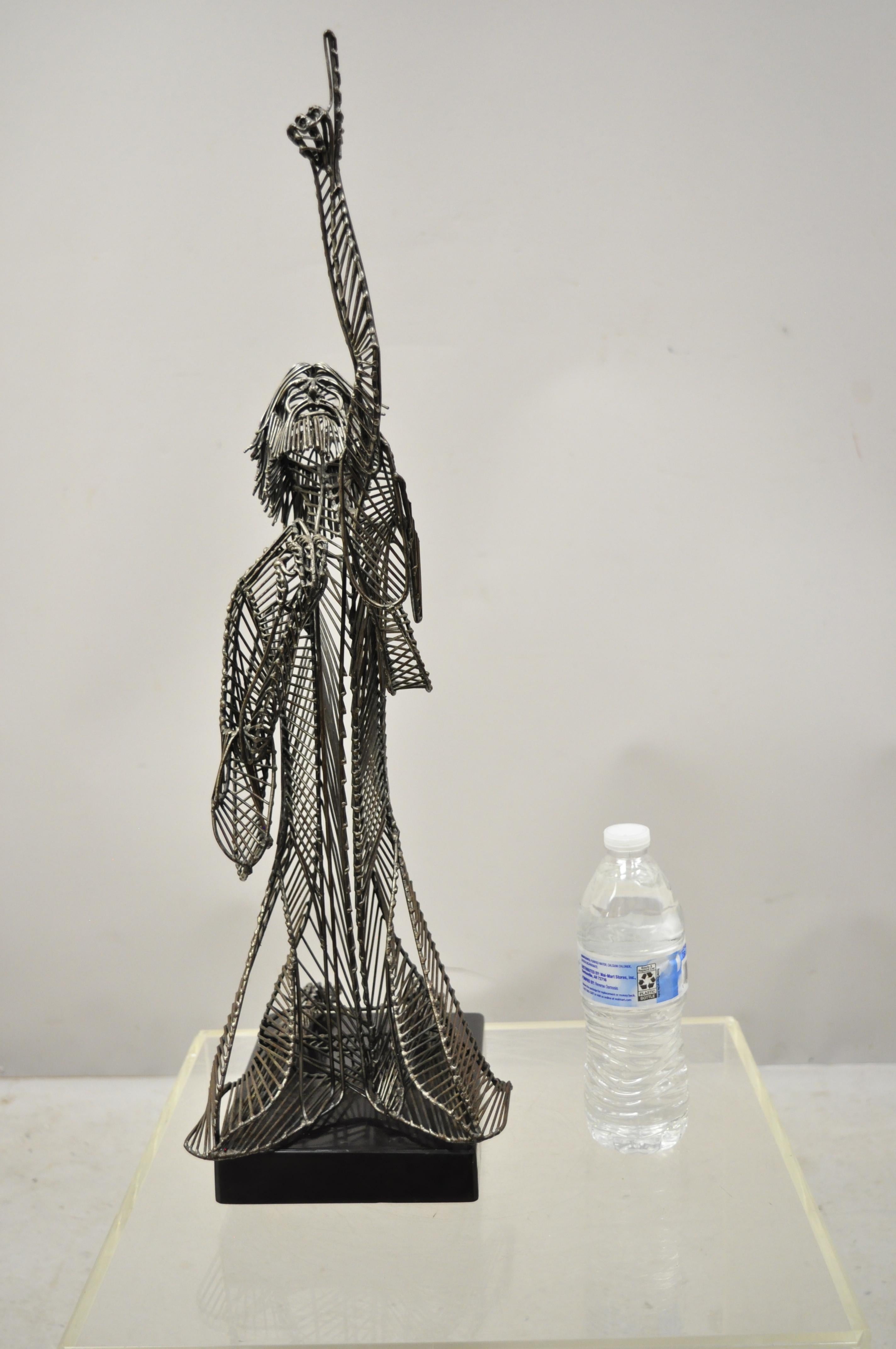 Tom & Bob Bennett Draht-Metall-Skulptur eines Jesus- Mannes auf Knien, spitz zulaufen 4