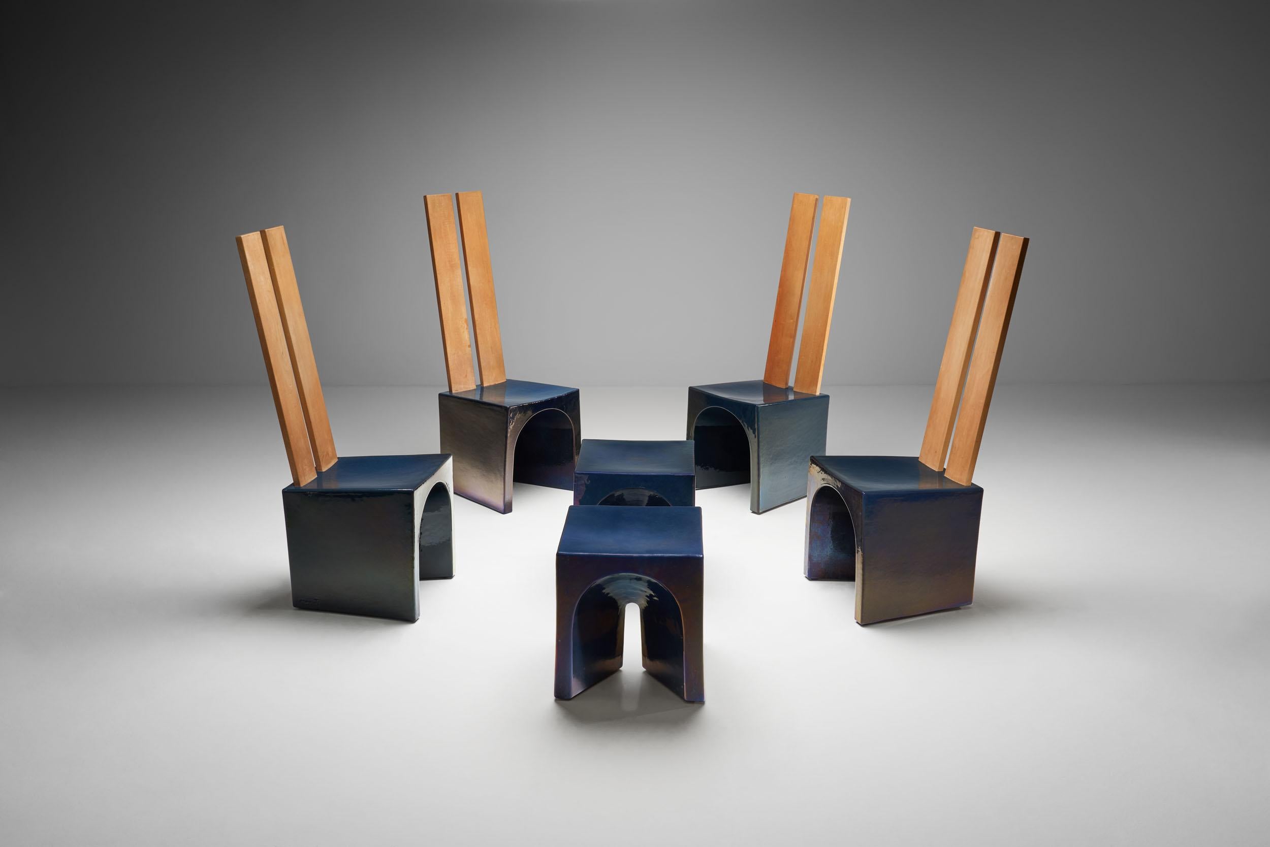 Dieses Set aus vier elementaren Stühlen und zwei Tischen ist ein schönes Beispiel für die Zusammenarbeit zwischen dem niederländischen Designer Tom Bruinsma und Mobach Ceramics. Diese vollständig glasierten Keramikstücke erscheinen je nach