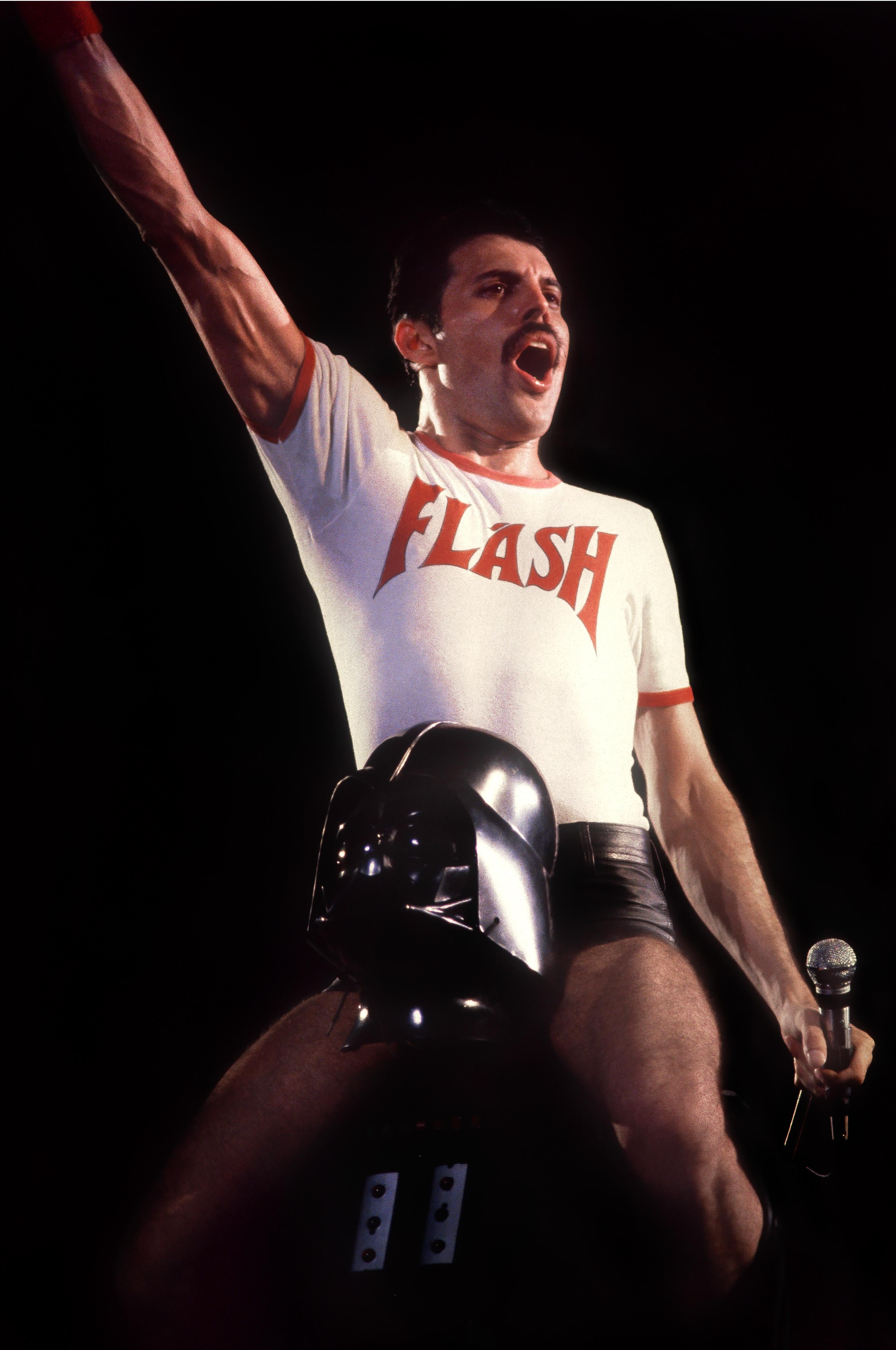 Freddie Mercury dei Queen in sella alle spalle di Darth Vader scattata dal fotografo Tom Callins. 

Questo famoso scatto non è mai stato disponibile prima d'ora ed è un'esclusiva della nostra collezione.

Posizione: Houston Texas
Data: 10 agosto