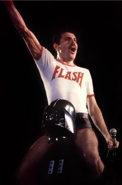 Freddie Mercury a hombros de Darth Vaders por Tom Callins