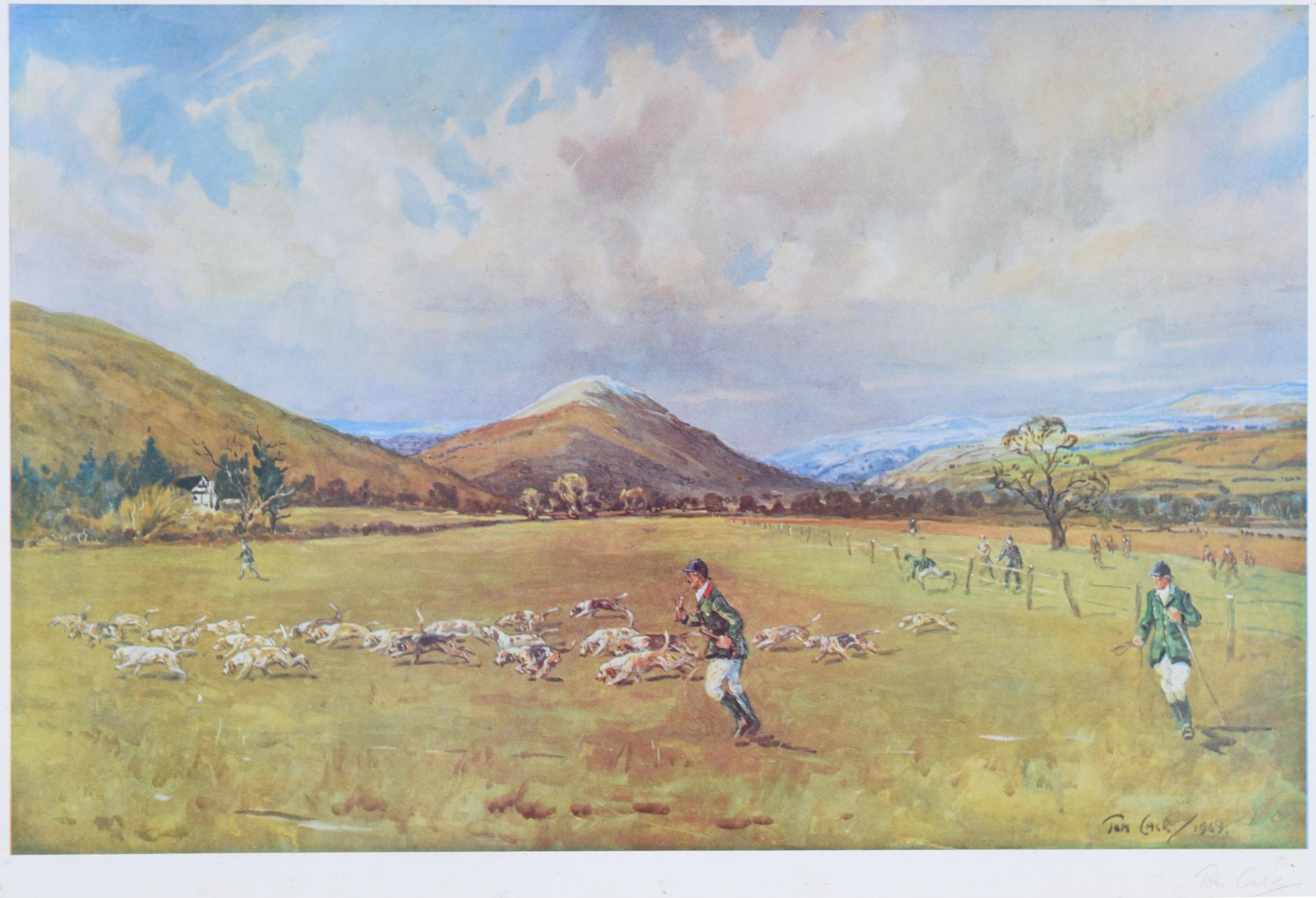 Tom Carr (1912 - 1977)
Die Shropshire Beagles
Chromolithographie
33 x 48 cm

Signiert mit Bleistift unten rechts.

Eine klassische Carr-Jagdradierung mit einer Darstellung der Shropshire Beagles.

Tom Carr war ein Maler von Jagd- und Rennszenen. Er