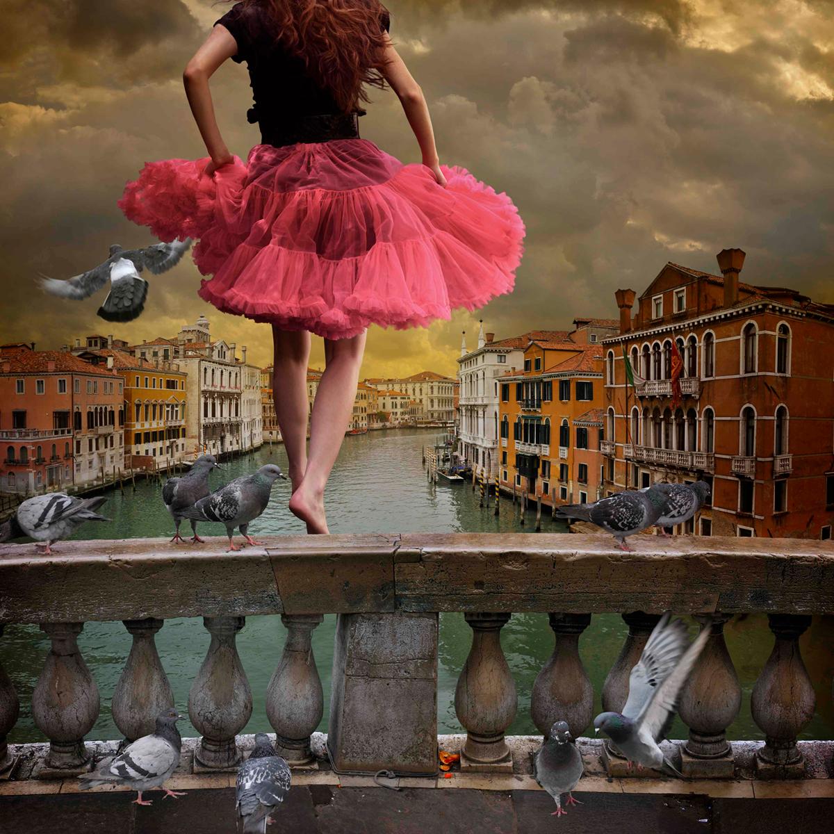 Color Photograph di Tom Chambers - Una vista dal ponte