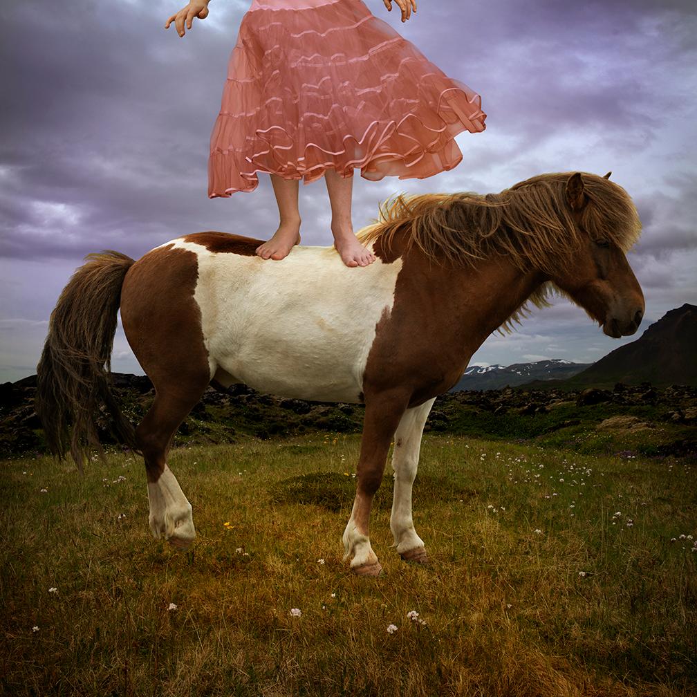 Tom Chambers Color Photograph – Ein Pony reiten