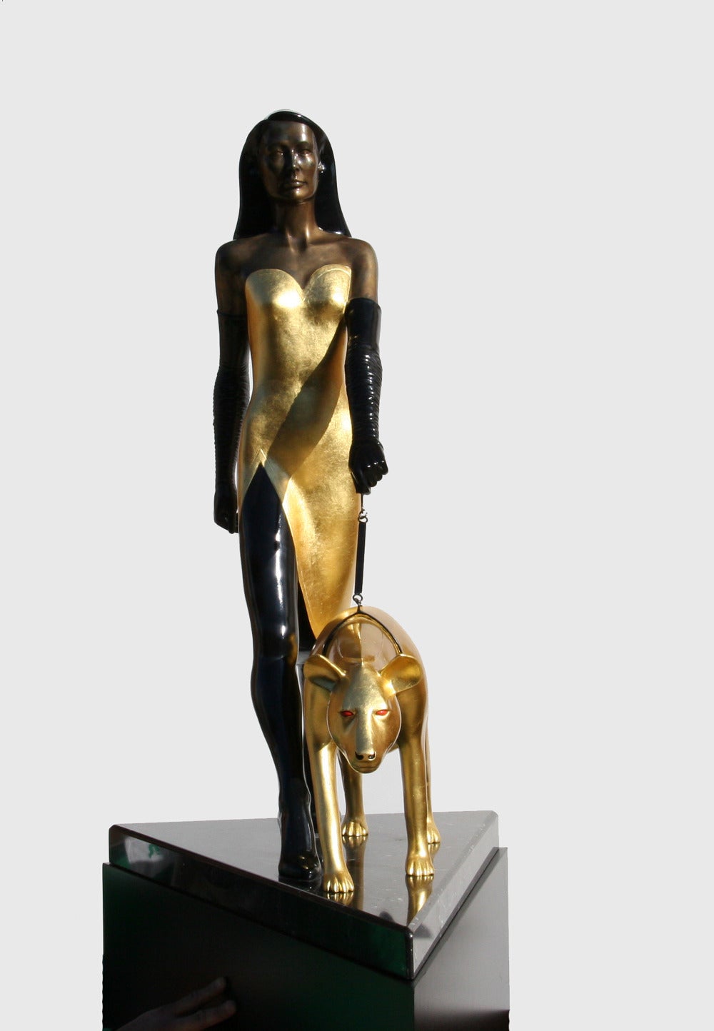 Walking the Dog, Große Skulptur aus patinierter Bronze von Tom Coffin im Angebot 1