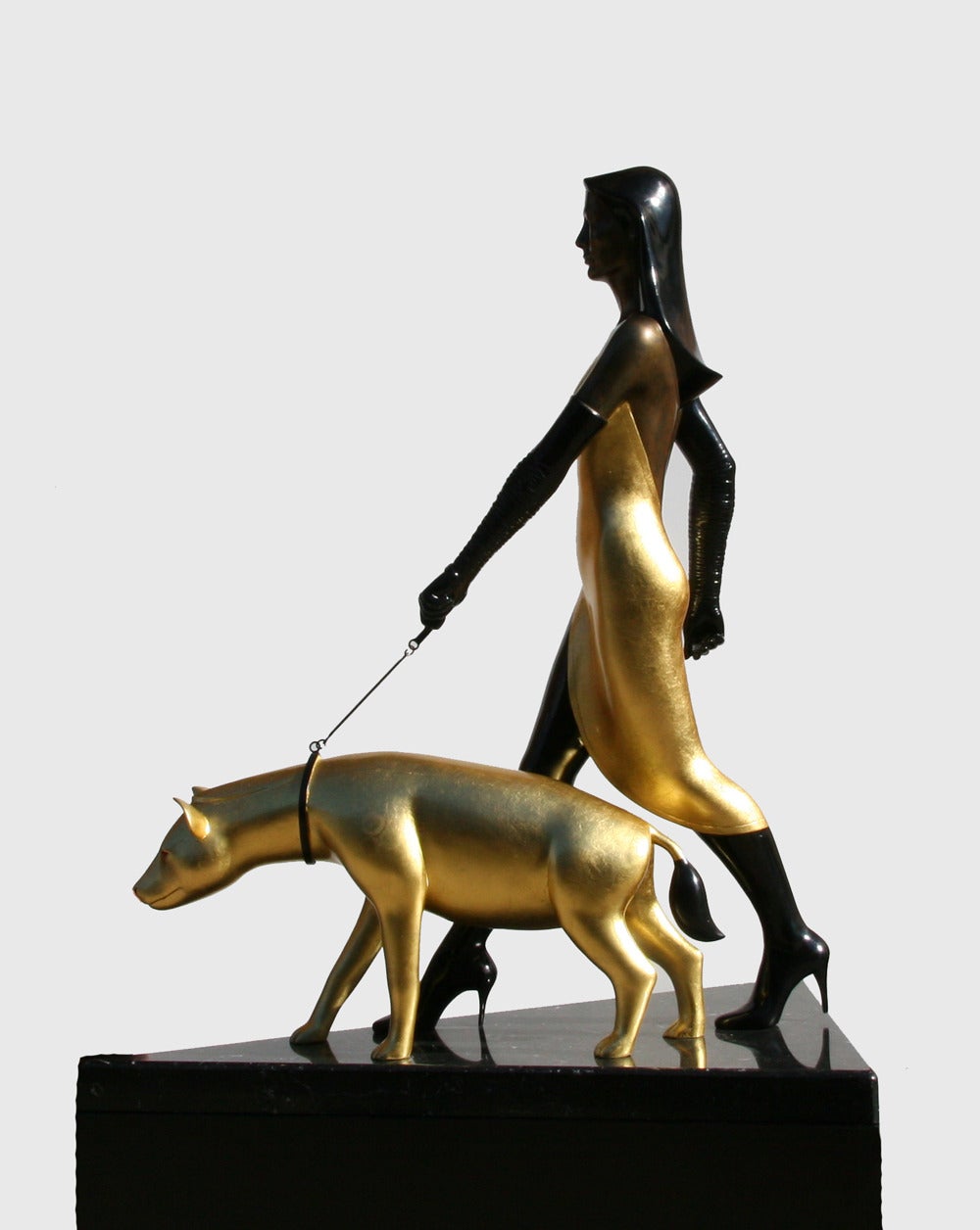 Walking the Dog, Große Skulptur aus patinierter Bronze von Tom Coffin im Angebot 2