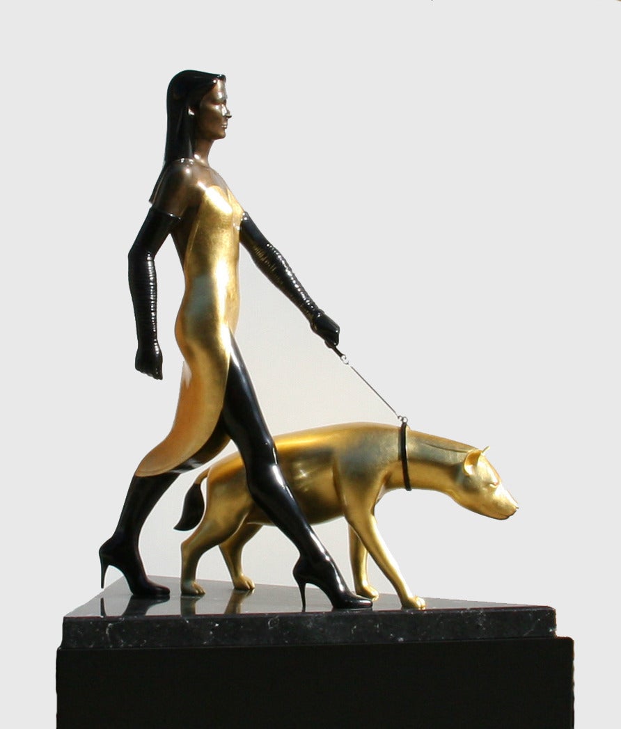 Walking the Dog, grande sculpture en bronze patiné de Tom Coffin